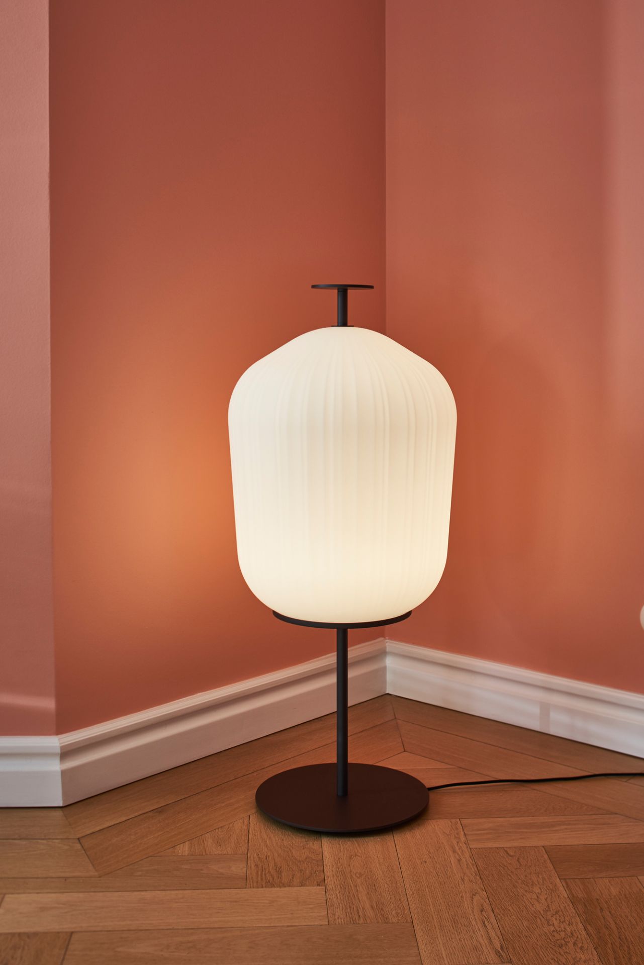 Nahaufnahme der Plissée Stehleuchte von ClassiCon mit plissiertem Lampenschirm und Messingdetails.