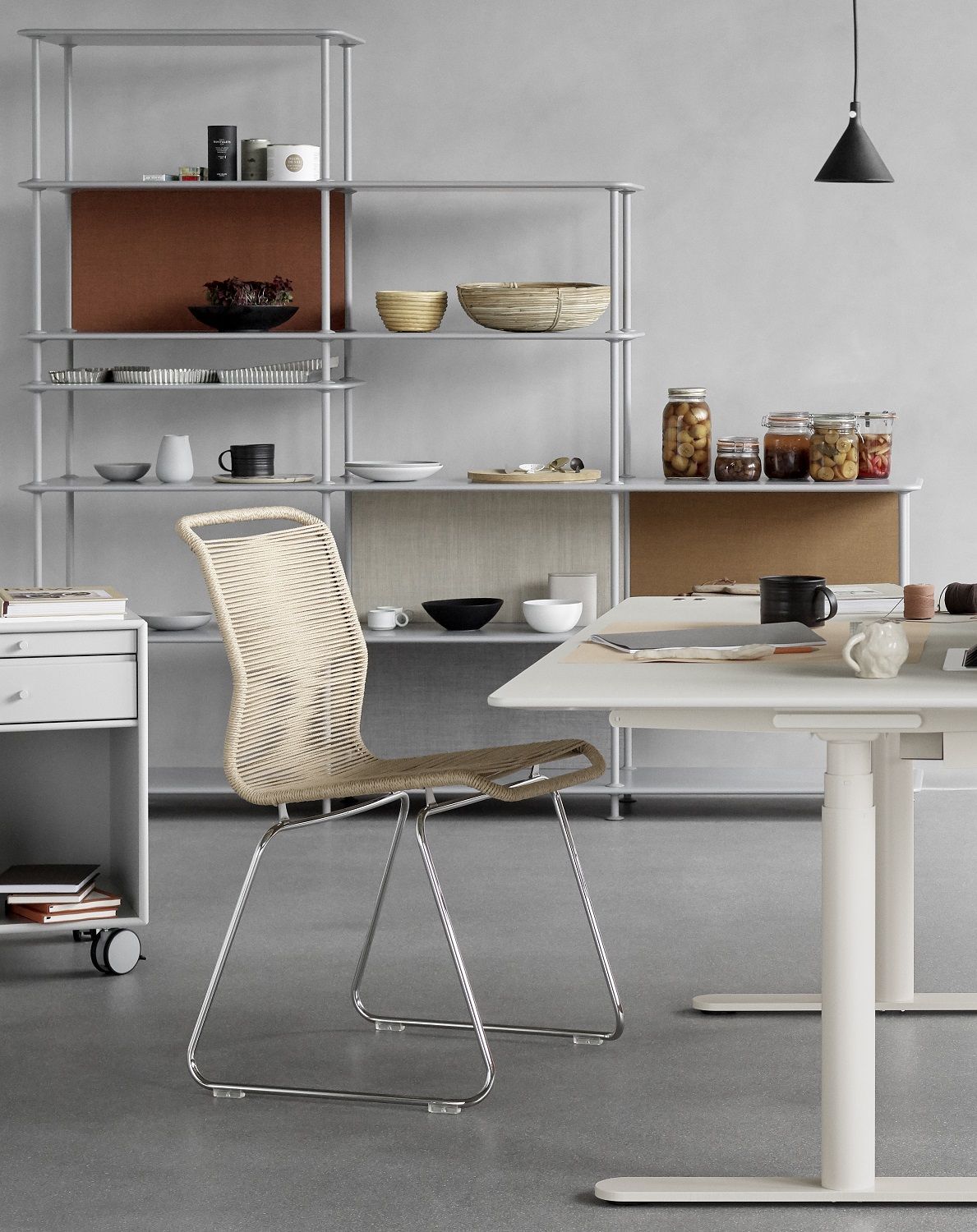 Panton One Stuhl Outdoor Nature mit Chromgestell vor Regal und Esstisch.