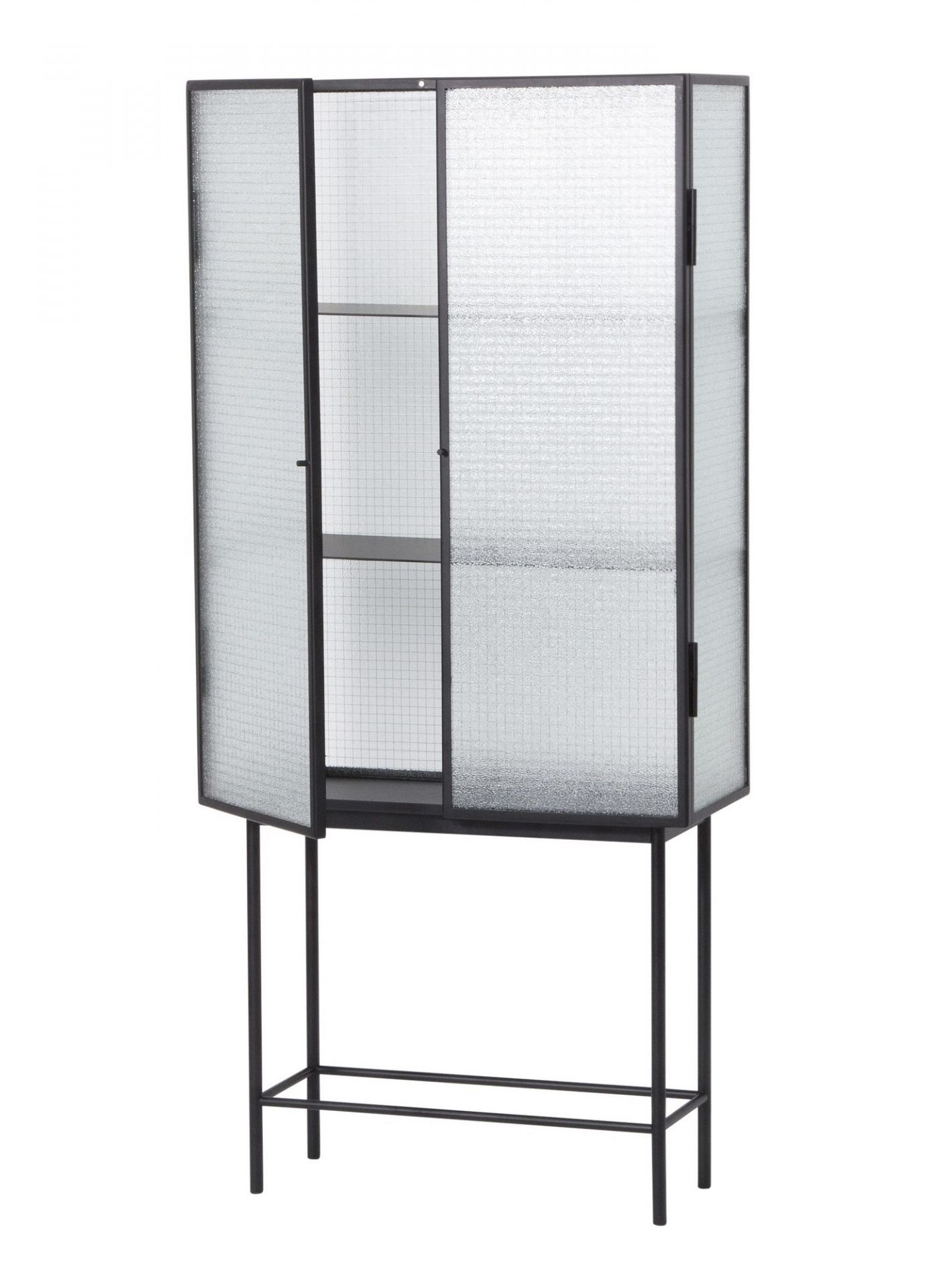 Ferm Living Haze Vitrine mit Glasfront und Metallrahmen, teilweise geöffnet, auf schlanken Füßen.