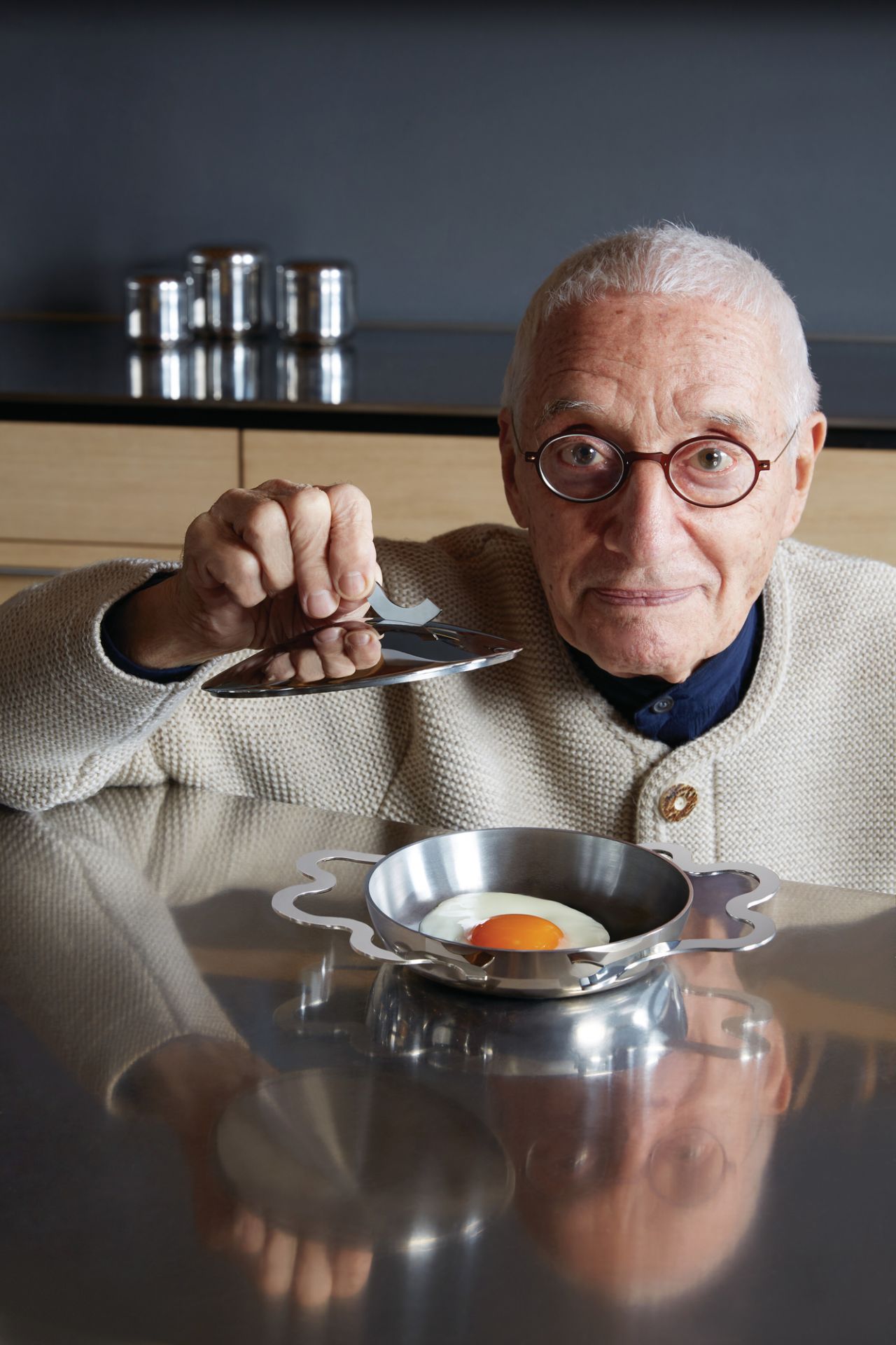 Alessi Pfanne AM42 Tegamino mit Spiegelei und Deckel, Kochgeschirr aus Edelstahl.