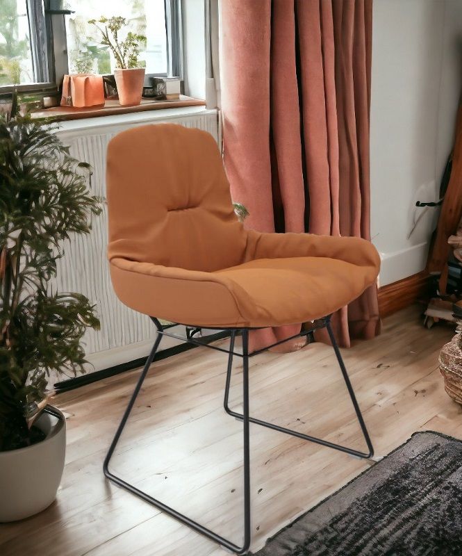 Leya Stuhl mit niedriger Armlehne in Sahara-Leder, moderner Designstuhl für Wohnzimmer und Büro.