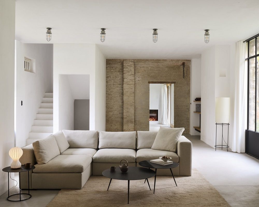 Wohnzimmer mit Mellow Polsterhocker Off White von Ethnicraft, Eco Stoff, gemütlich und modern.