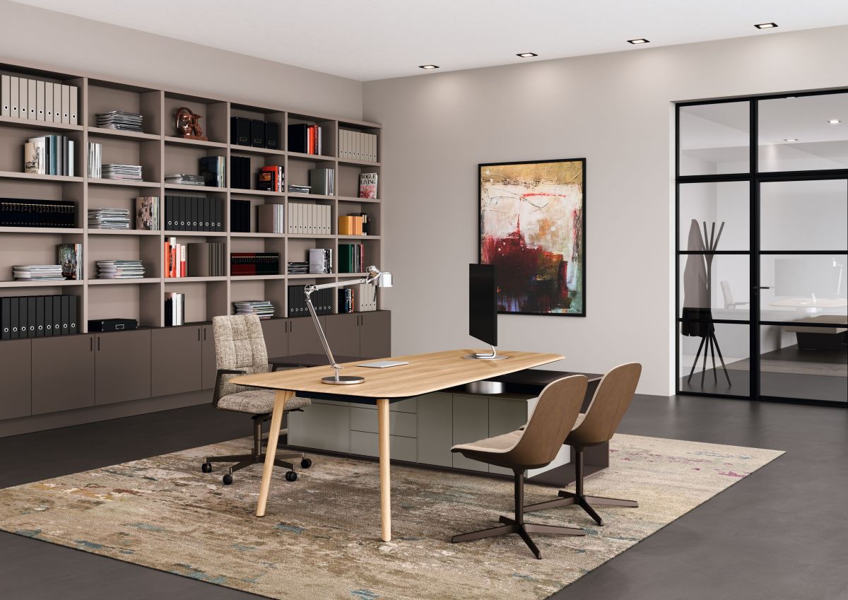 Büro mit zwei Sheru Stühlen von Walter Knoll, Schreibtisch und großem Bücherregal.