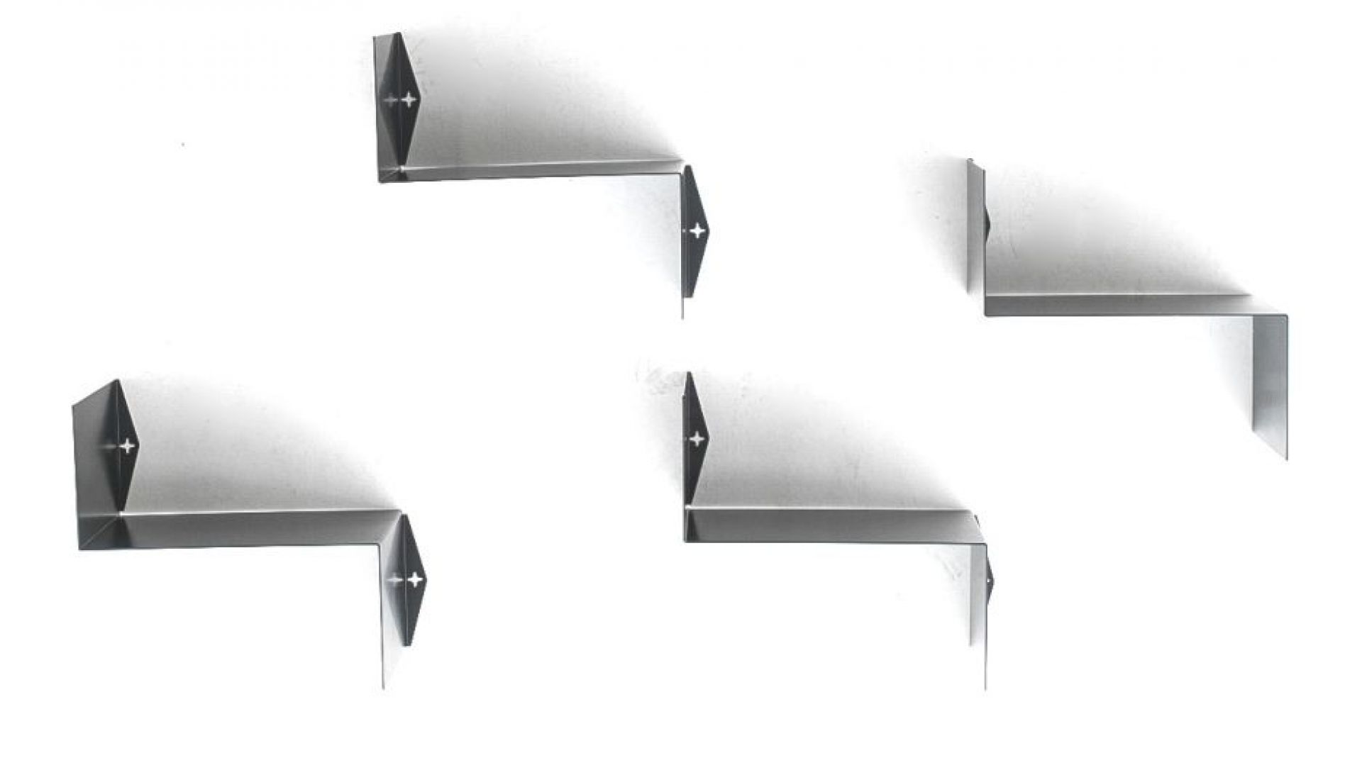 Moroso Z-Shelf 4er Set links, moderne Wandregale aus Metall, minimalistisches Design für stilvolle Wanddekoration.