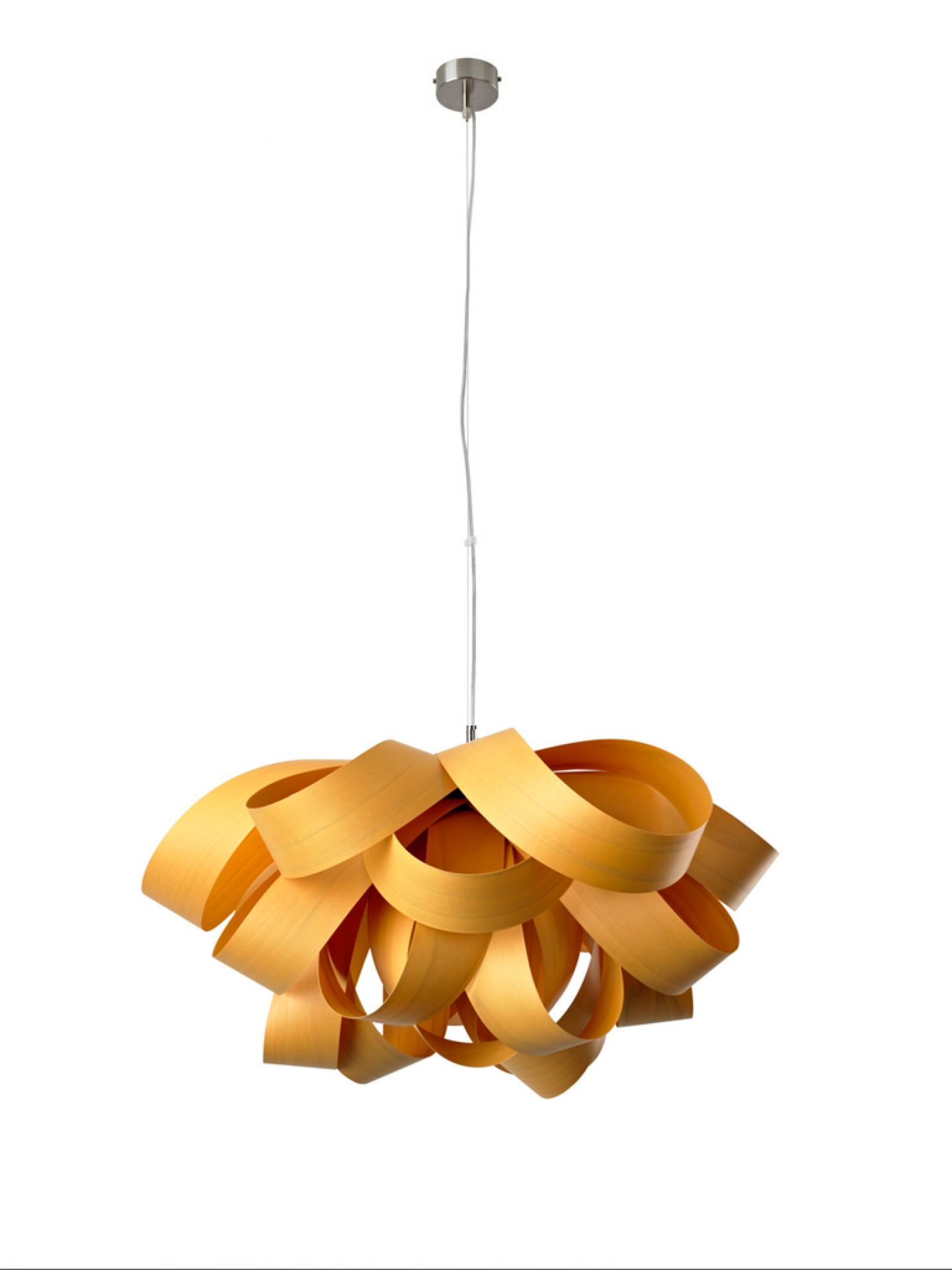 Agatha S Pendelleuchte von LZF Lamps: Moderne Holzleuchte mit geschwungenen Elementen für stilvolle Beleuchtung.