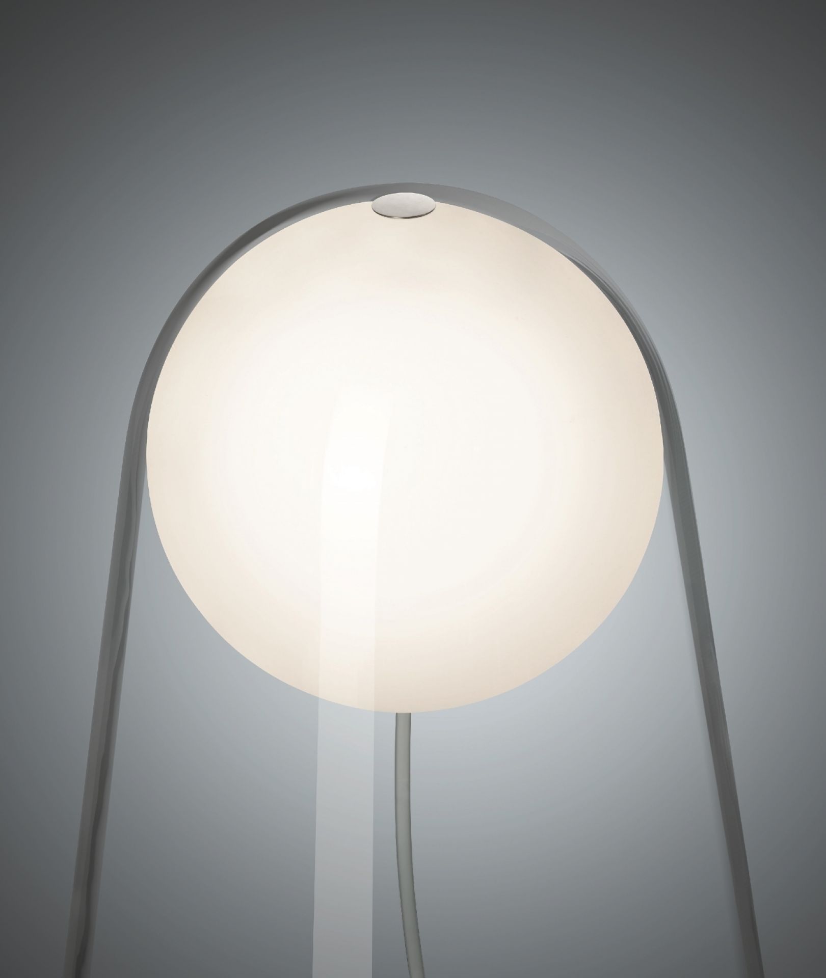 Nahaufnahme der Foscarini Satellight Tischleuchte mit runder, leuchtender Kugel und transparentem Schirm.