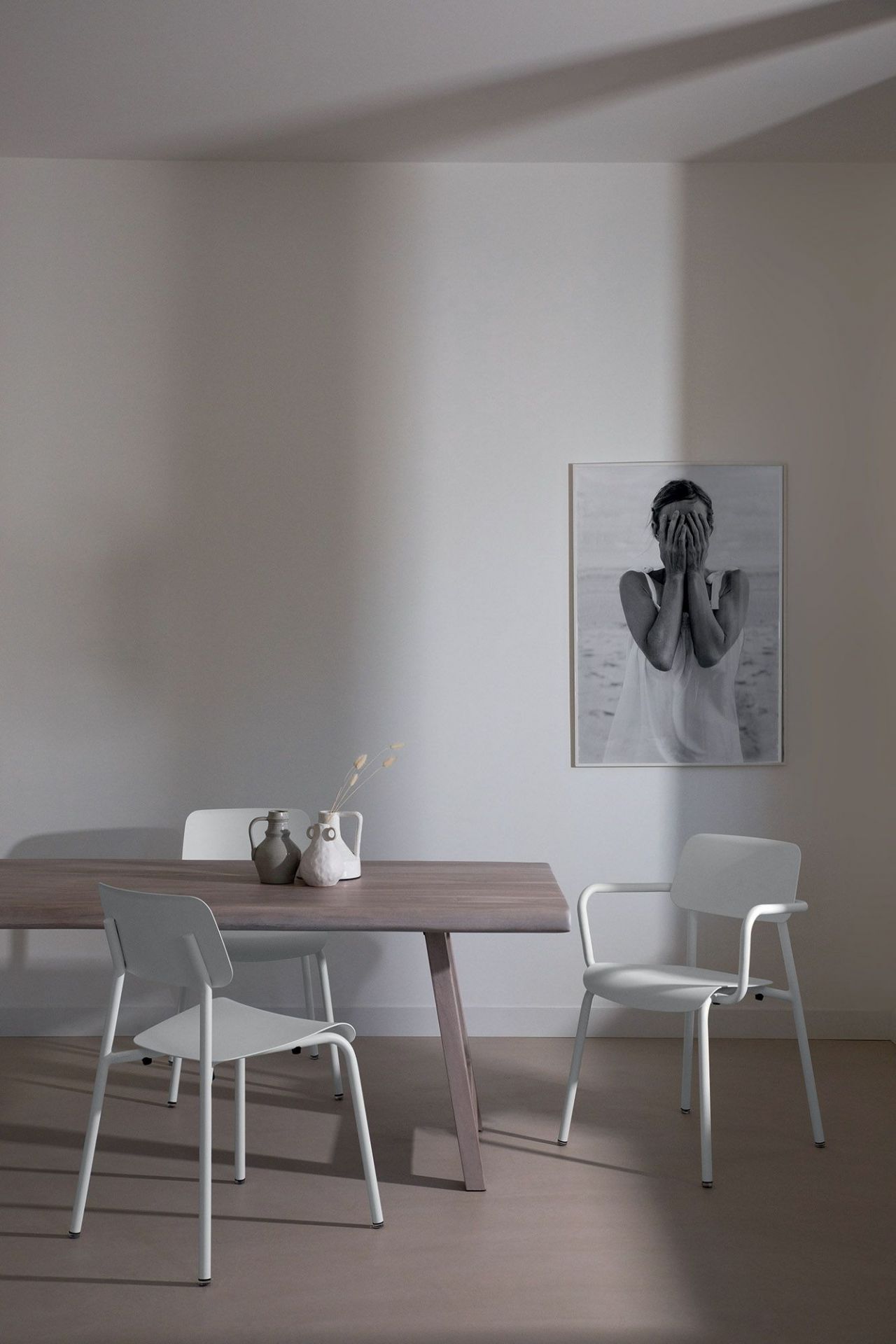 Weißer Studie Chair Stuhl von Fermob am Esstisch, modernes Outdoor Möbel Design.