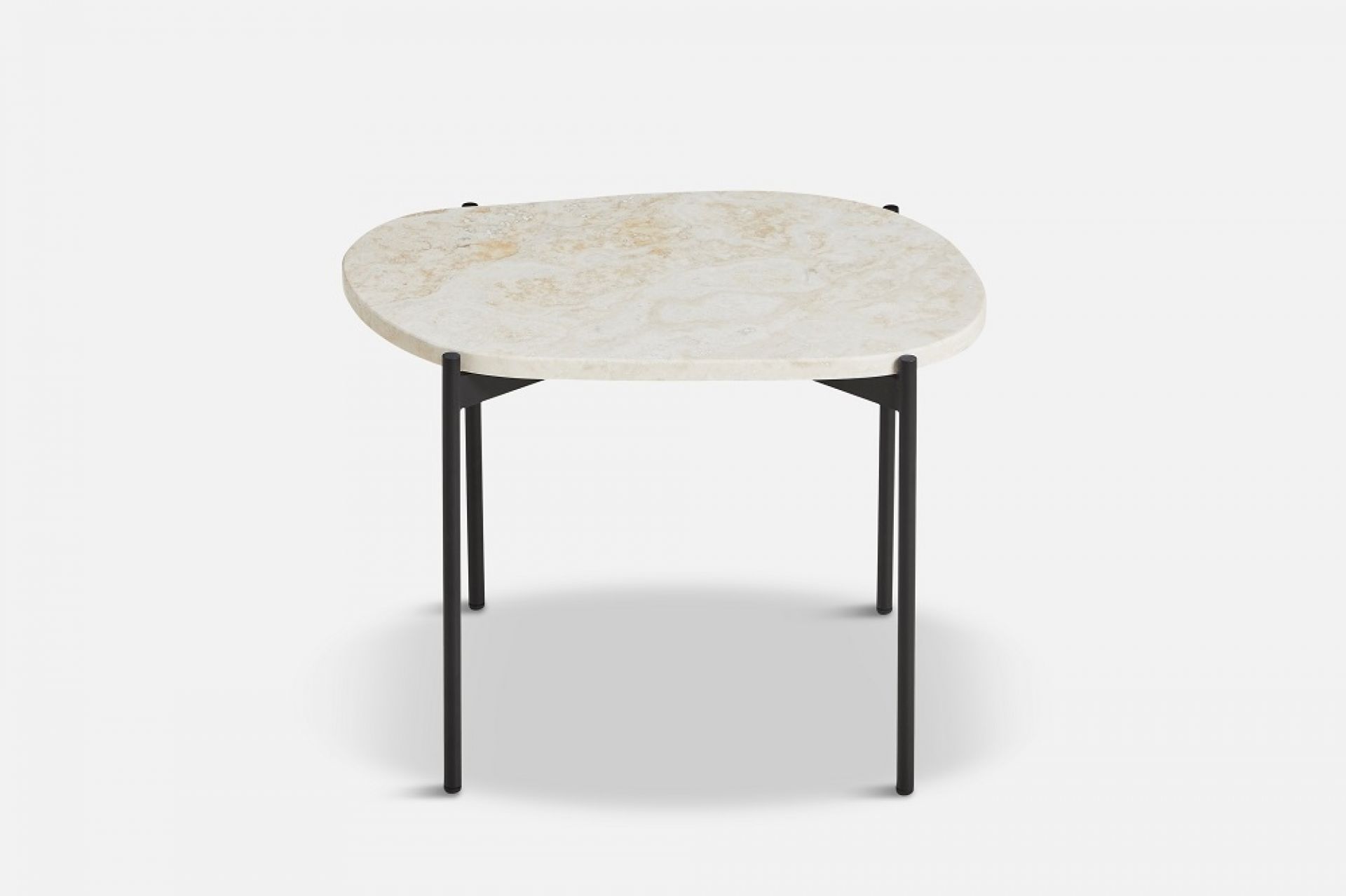 La Terra Couchtisch von Woud mit Marmorplatte und schwarzem Metallgestell. Moderner Beistelltisch.