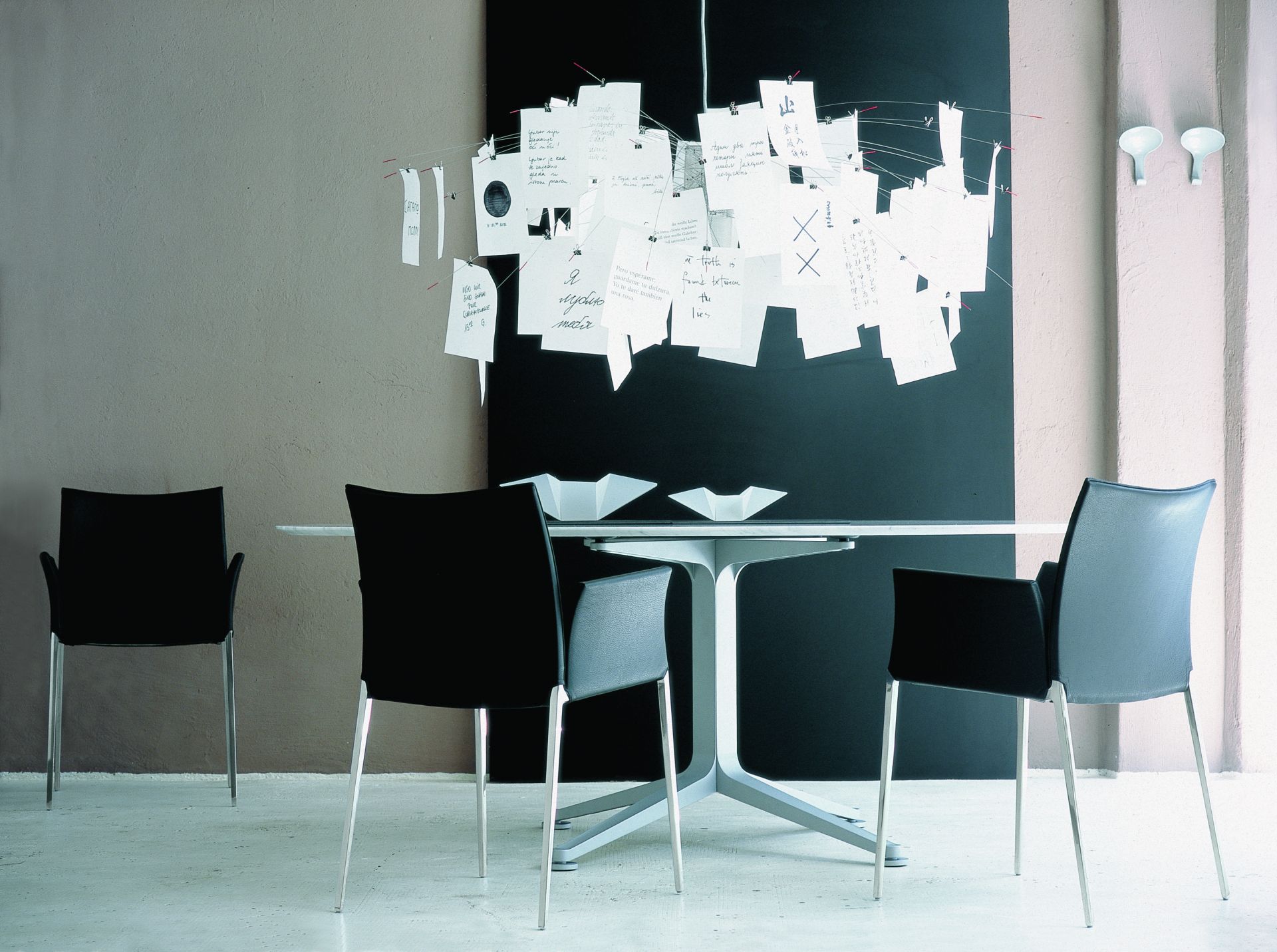 Schwarzer Lia Stuhl mit Armlehnen von Zanotta am Esstisch, modernes Design, minimalistisch.