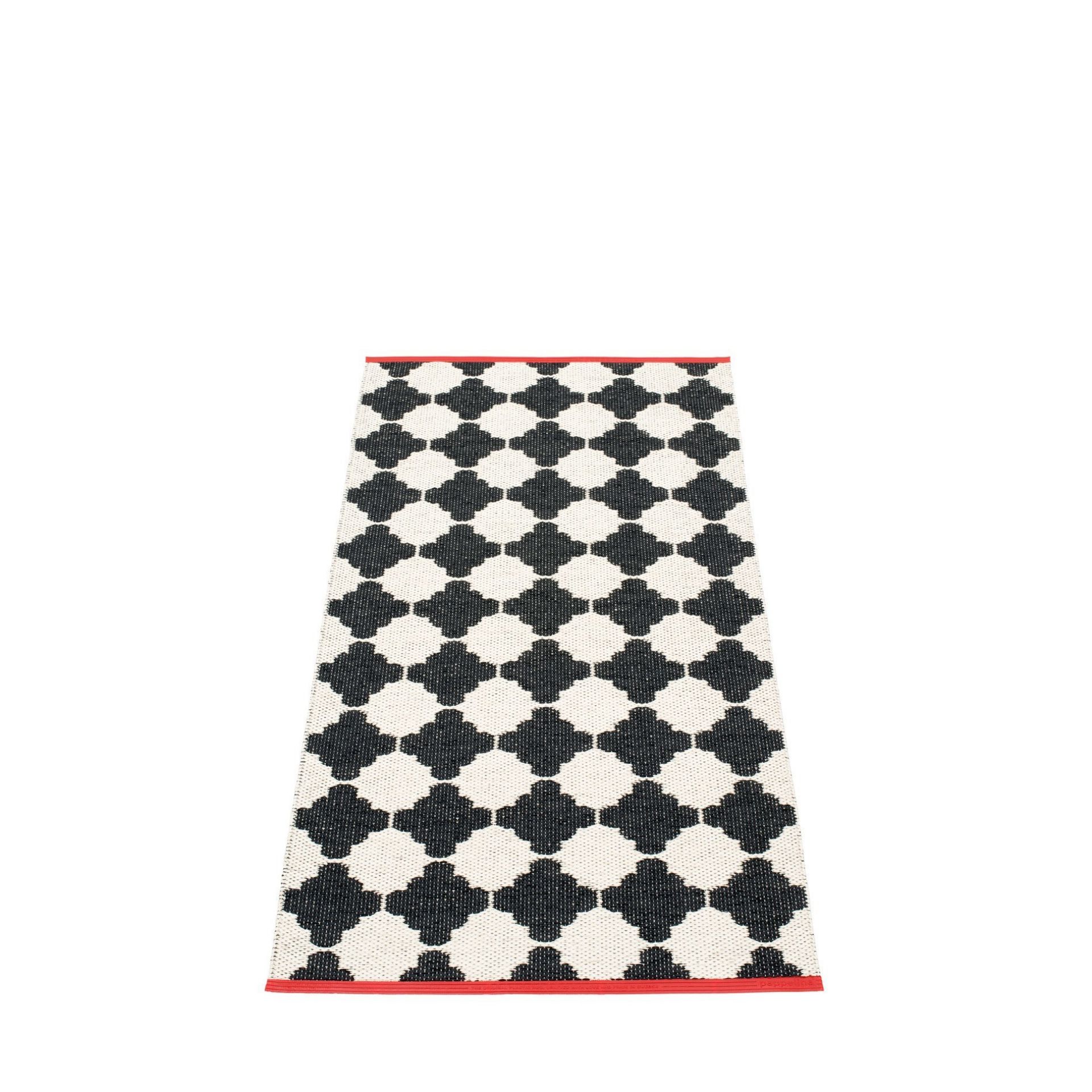 Marre Kunststoffteppich von Pappelina, 70x150 cm, mit schwarzem Rautenmuster auf weißem Grund und rotem Rand.