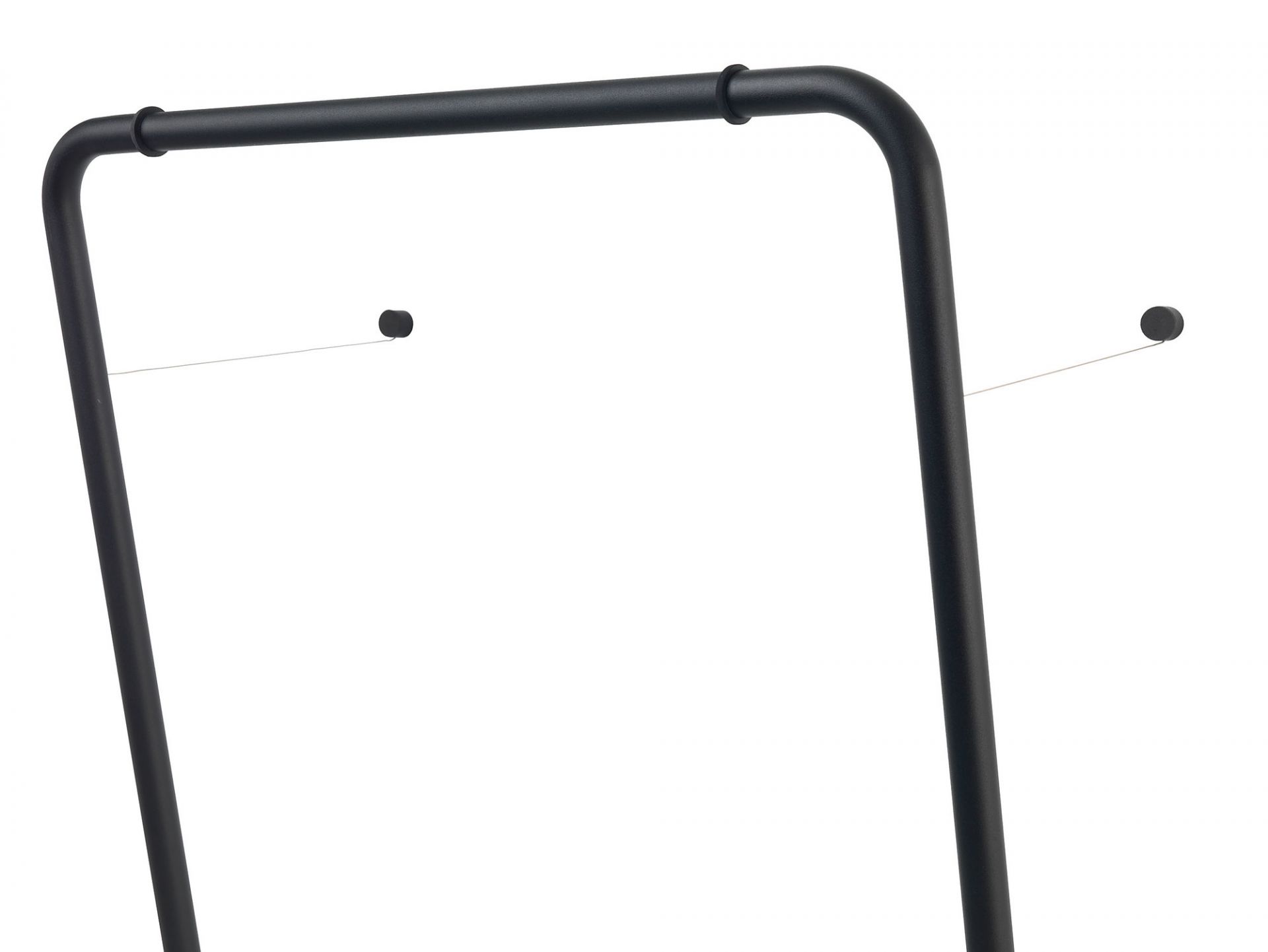 Detailaufnahme: Schwarze Curve Wandgarderobe von Schönbuch mit minimalistischem Design und Wandbefestigung.