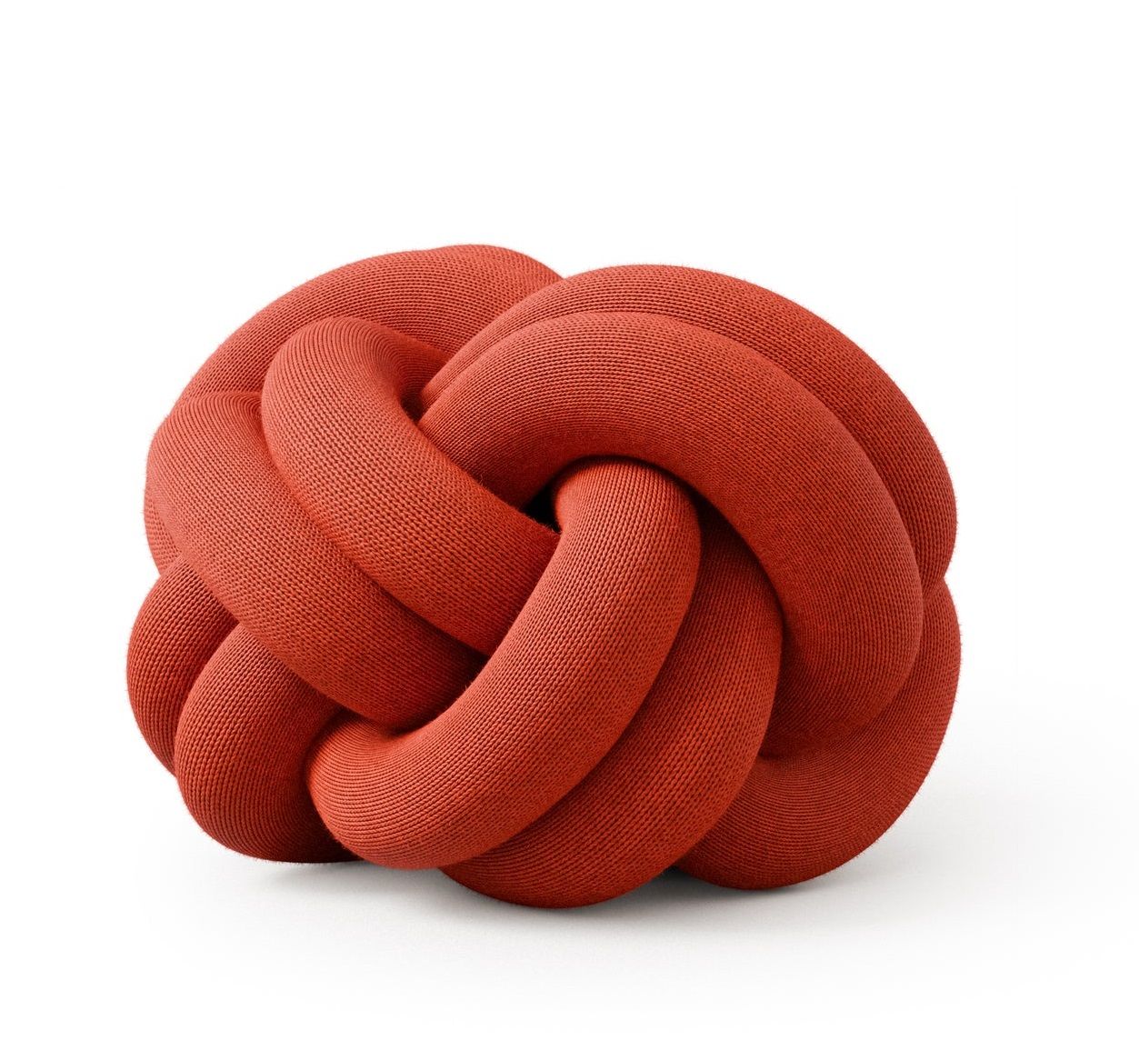 Rotes Knot Kissen von Design House Stockholm, dekoratives Wohnaccessoire in Form eines Knotens.