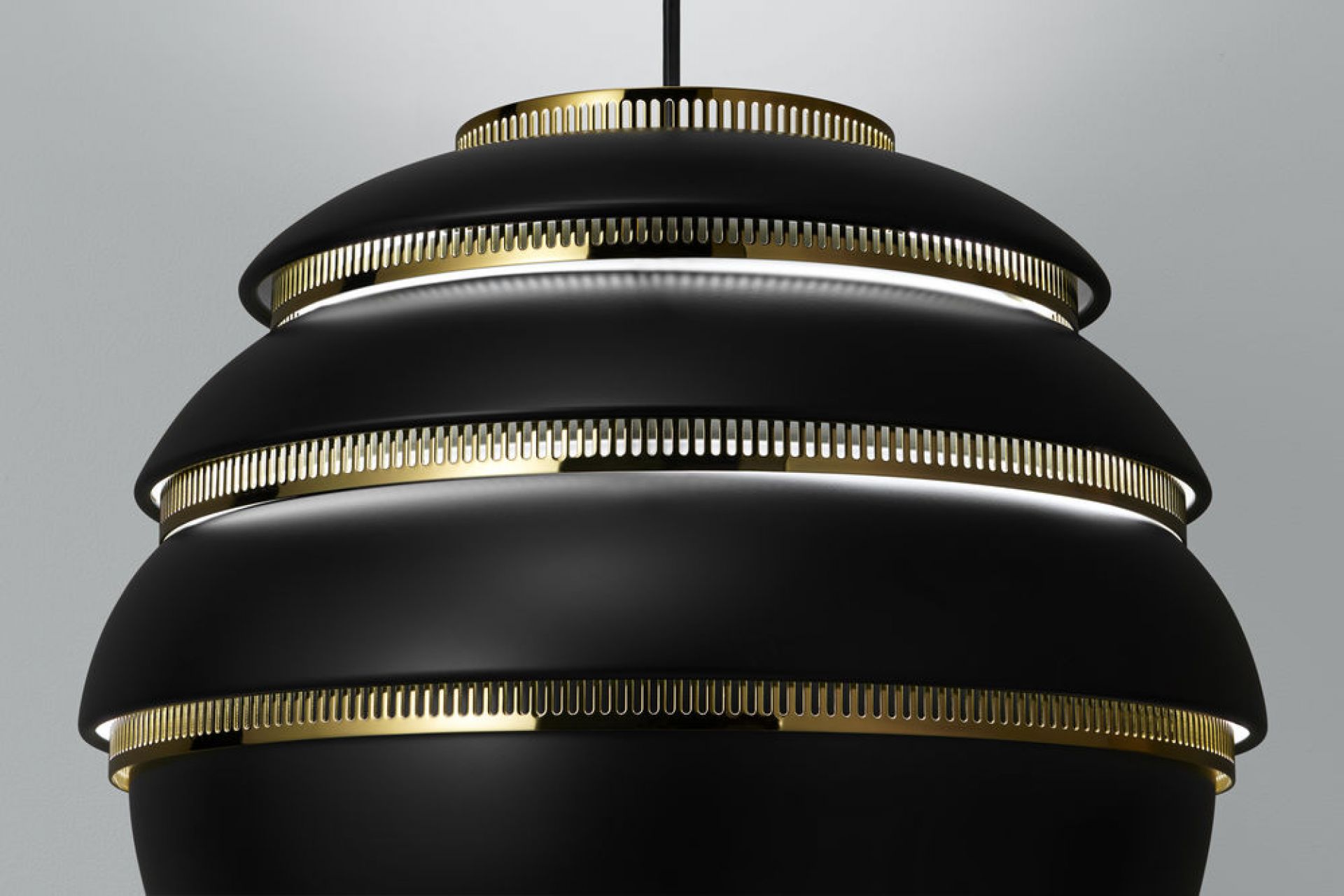 A331 Beehive Hängeleuchte in Schwarz von Artek, moderne Pendelleuchte mit goldenen Akzenten.