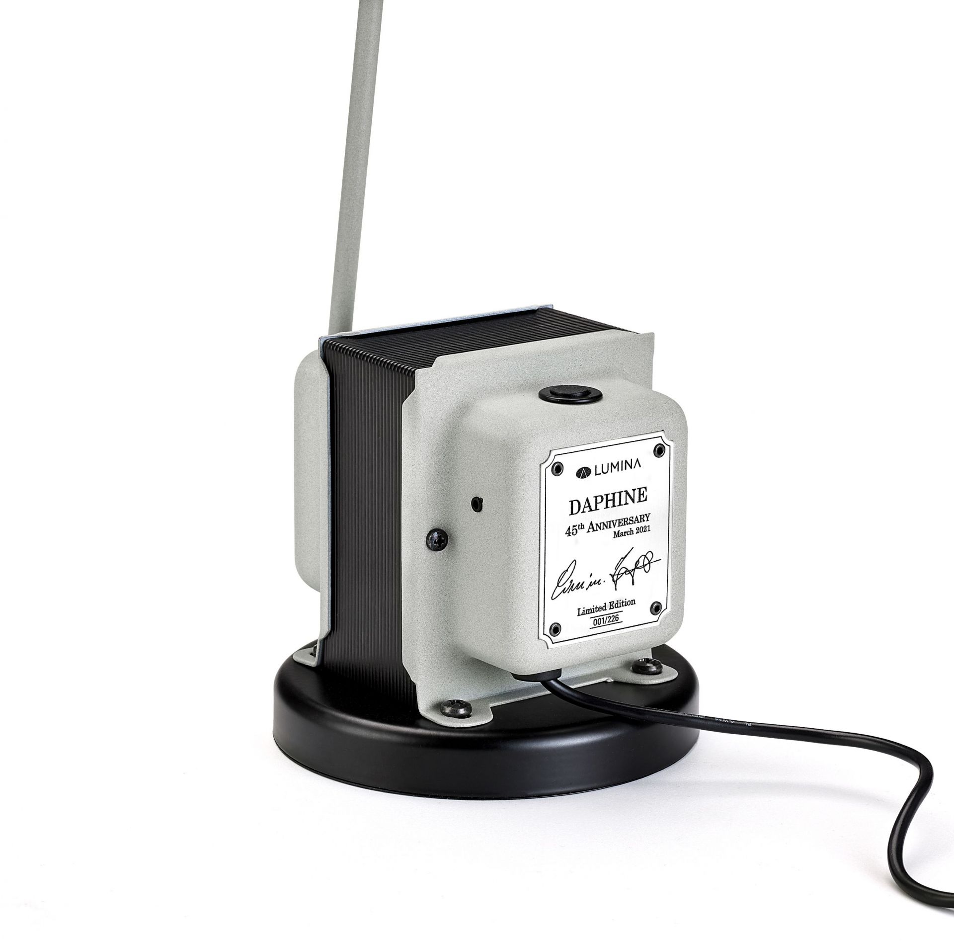 Daphine LED Tischleuchte Limited Edition, graues Metallgehäuse mit schwarzem Fuß, modernes Design.