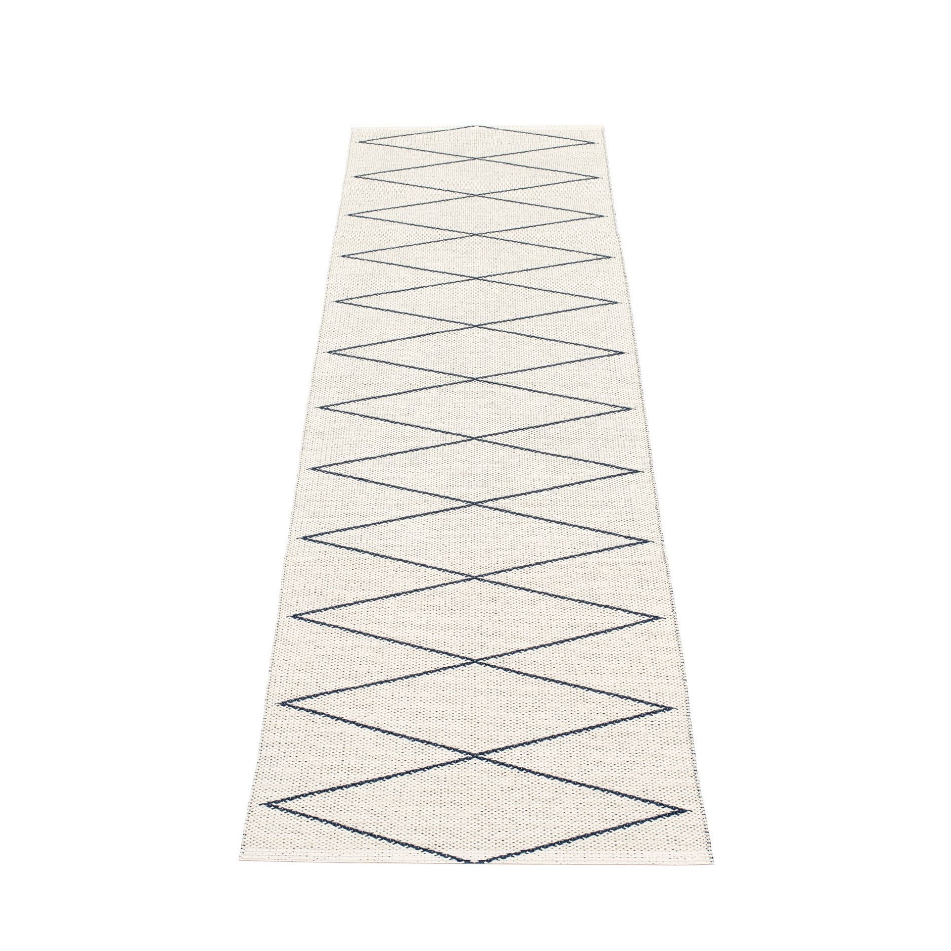 Max Kunststoffteppich von Pappelina, 70x240 cm, mit Rautenmuster in Blau auf weißem Grund.