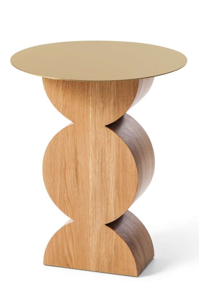 W74 Constantin Beistelltisch von Cassina mit goldener Tischplatte und skulpturalem Holzfuß aus Eiche.