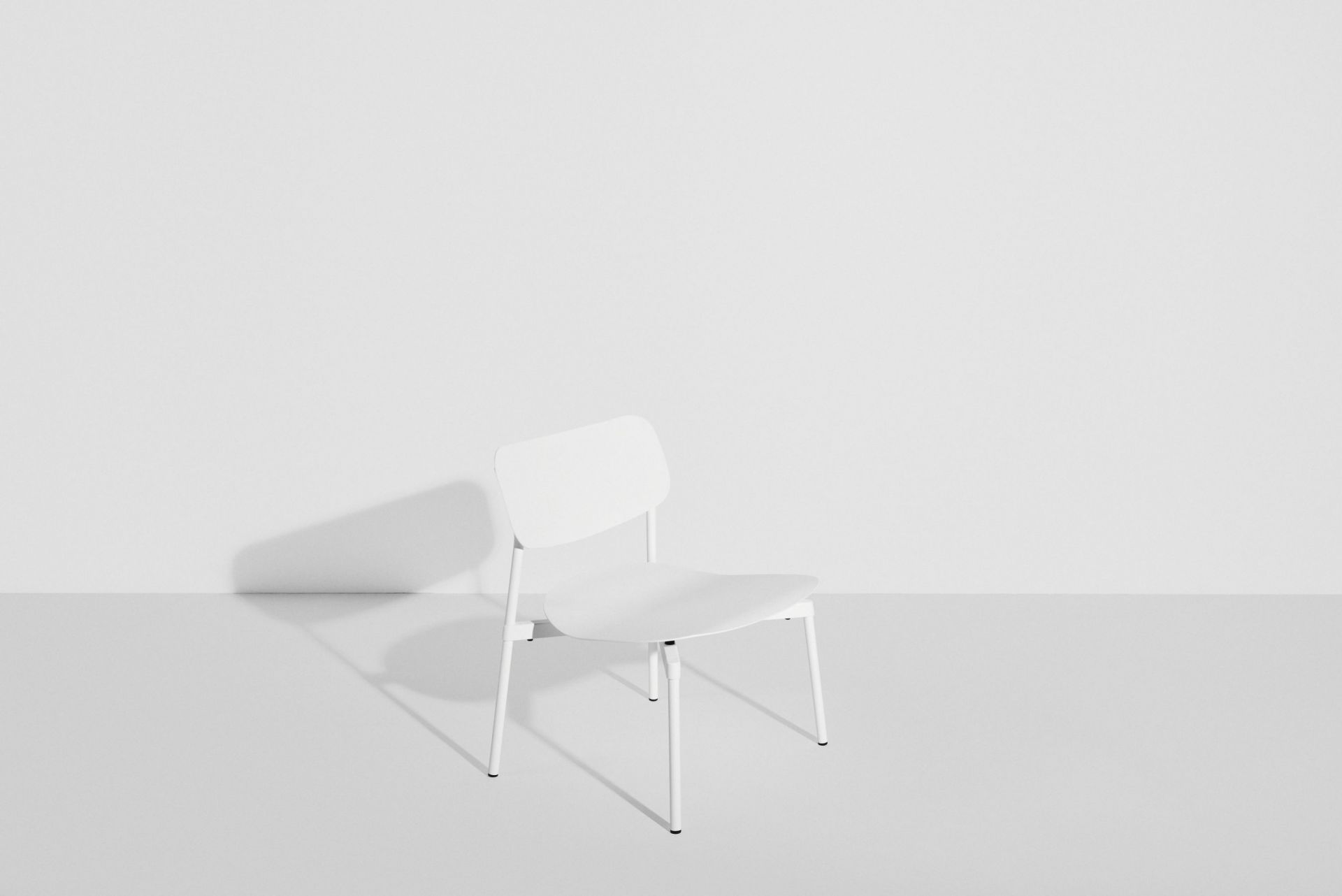 Weißer Fromme Lounge Chair Sessel von Petite Friture, minimalistisches Design für Wohnzimmer und Büro.