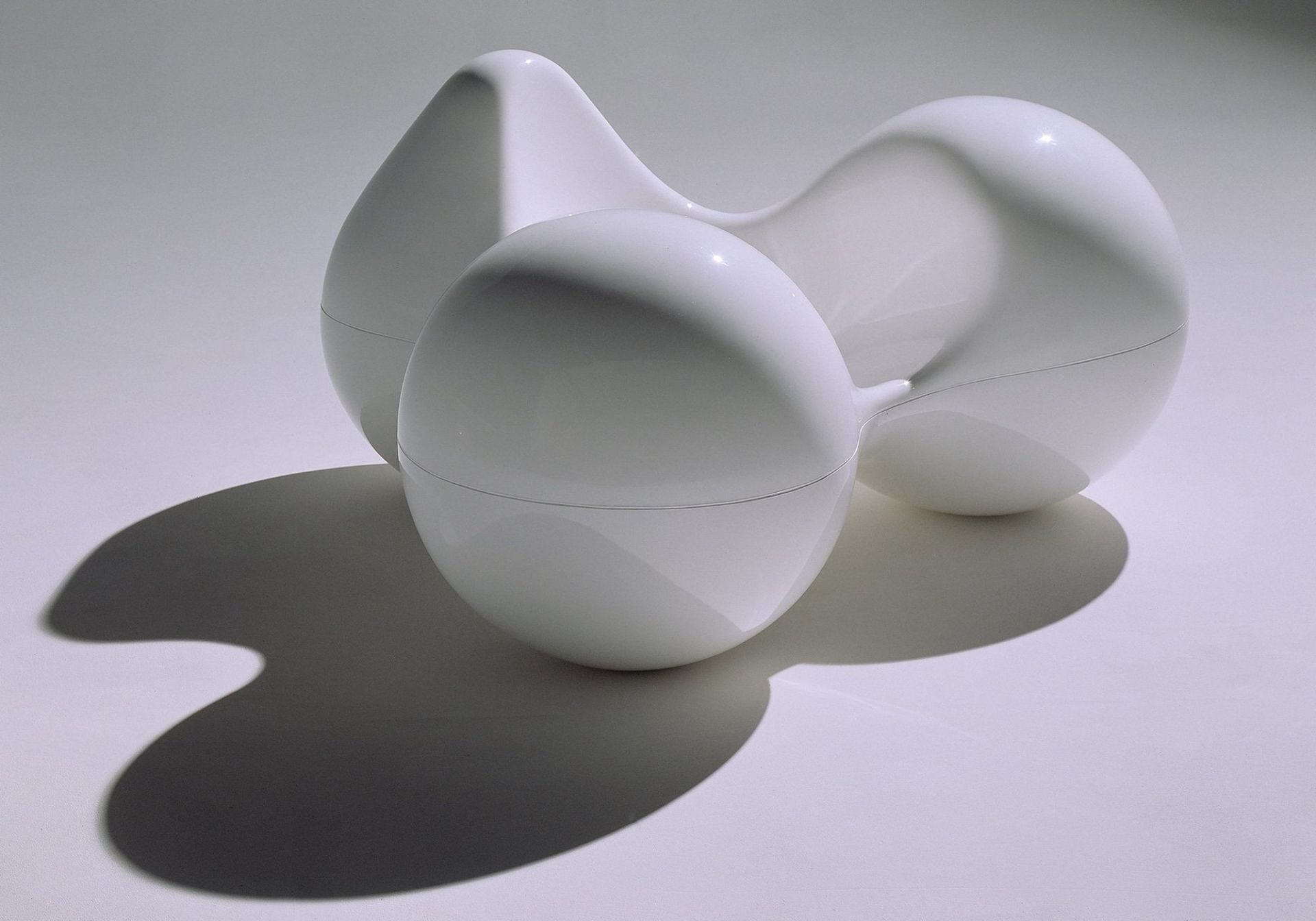 Minimalistischer Tomato Stuhl von Eero Aarnio Originals in Weiß, modernes Designmöbel für Wohnzimmer und Büro.