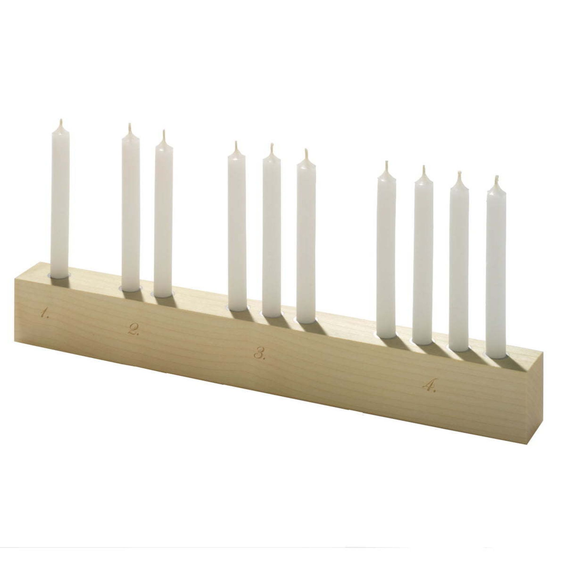 Countdown Candle Holder Adventsleuchter aus Ahorn mit weißen Kerzen, ideal für die Adventszeit.