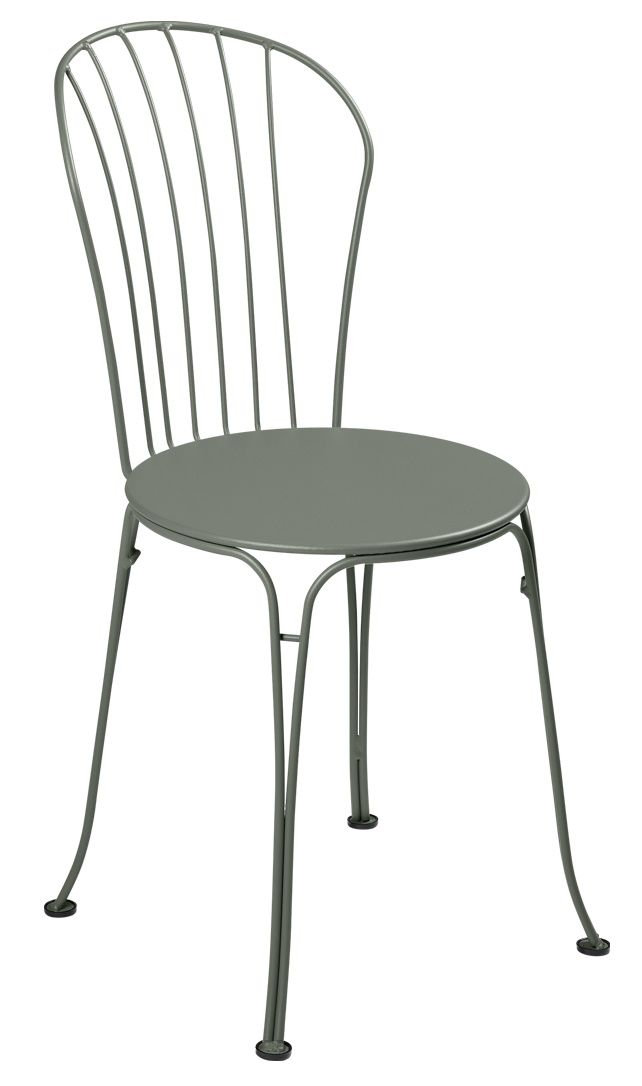 Opéra+ Stuhl von Fermob, ein grüner Metallstuhl für den Außenbereich mit filigranem Design.