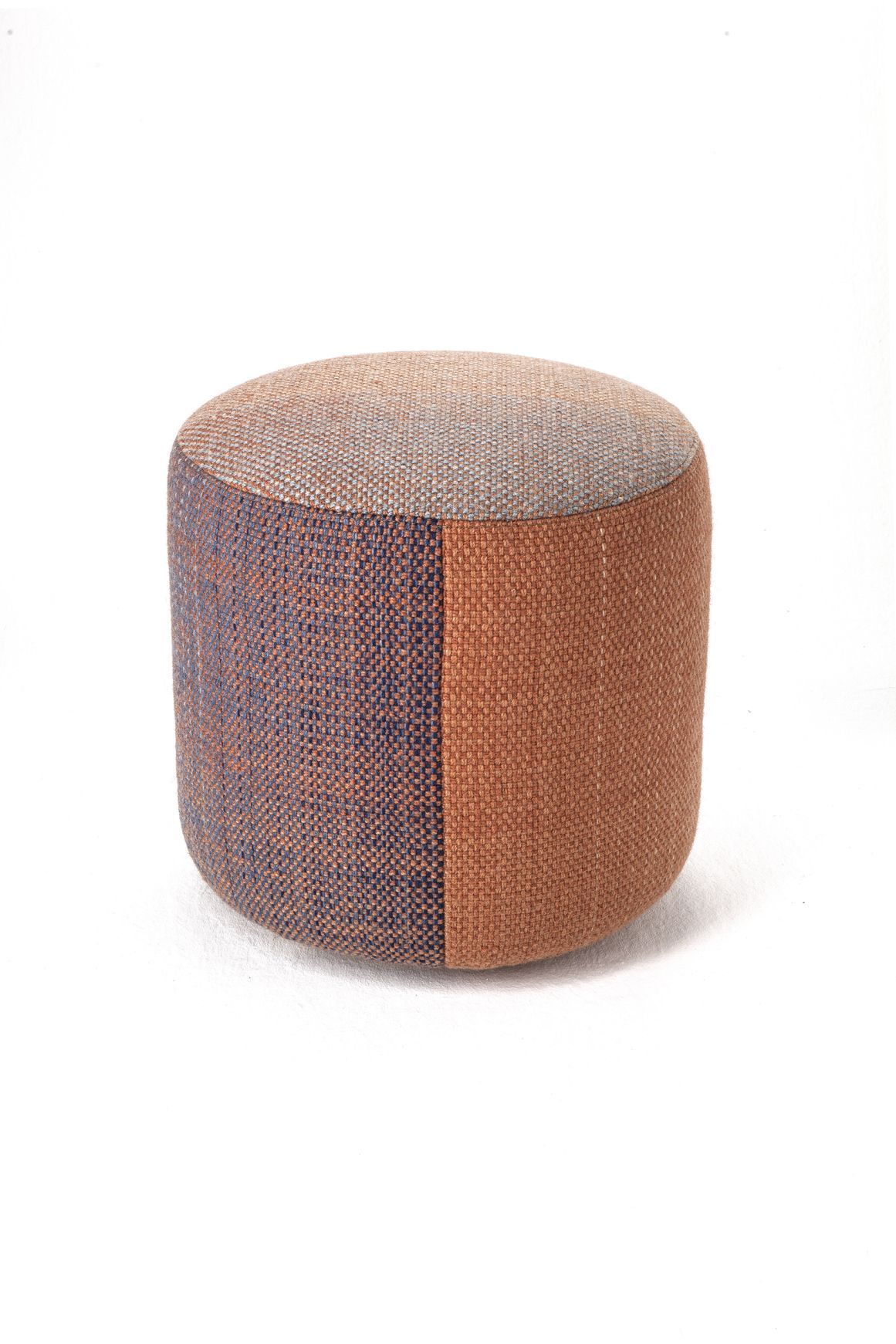 Nanimarquina Shade Pouf Hocker, Outdoor Sitzgelegenheit in Braun- und Blautönen, Textil-Design.