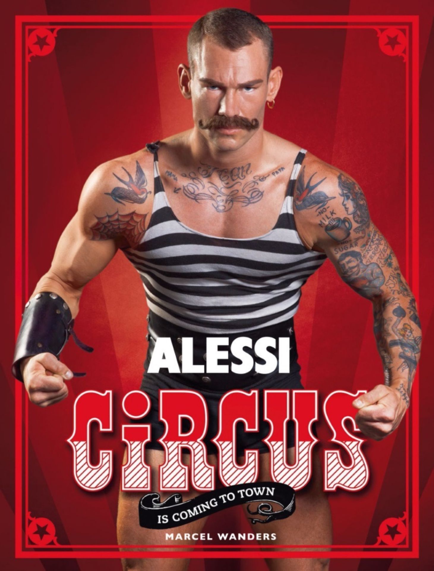 Alessi Circus Buchcover mit tätowiertem Mann im Ringelshirt vor rotem Hintergrund.