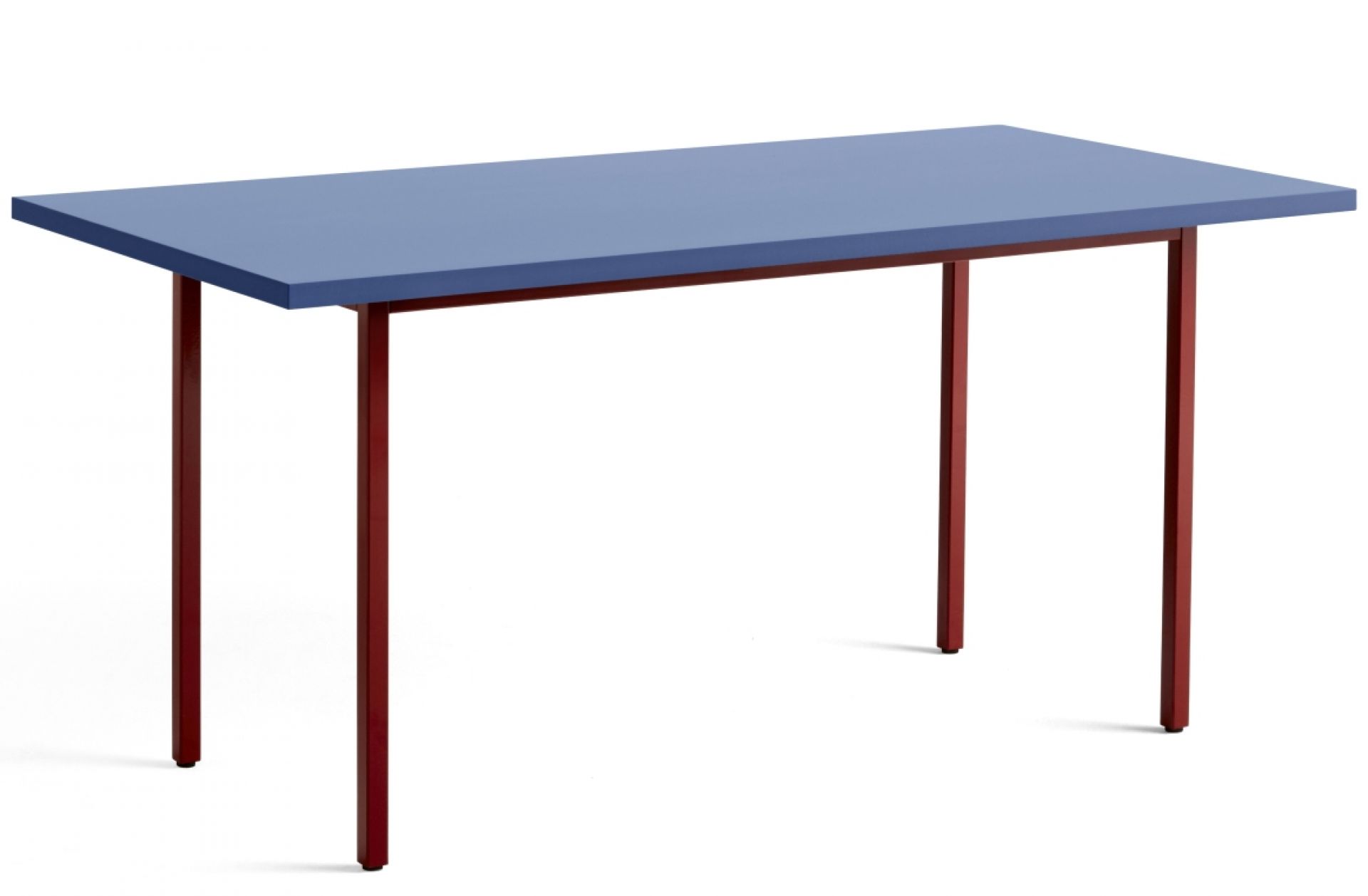 Hay Two Colour Table, 160 cm lang, mit blauer Tischplatte und weinrotem Gestell.