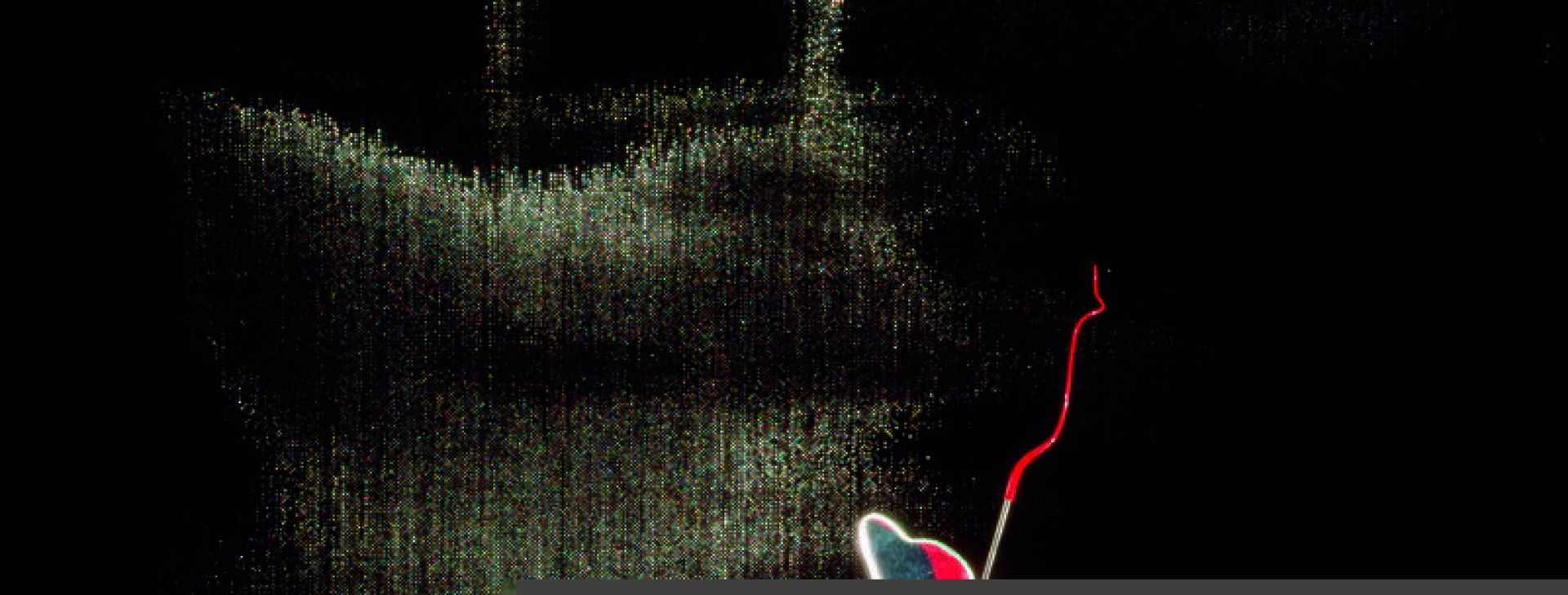 Detailaufnahme der Kokoro Tischleuchte von Ingo Maurer mit rotem Kabel und diffusem Licht.