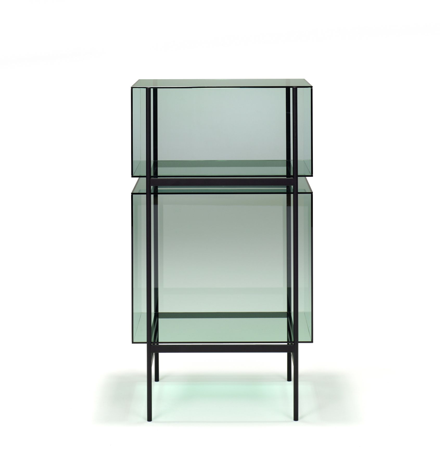 Lyn small Regal von Pulpo: Modernes Glasregal mit schwarzem Metallgestell für Wohnzimmer und Büro.