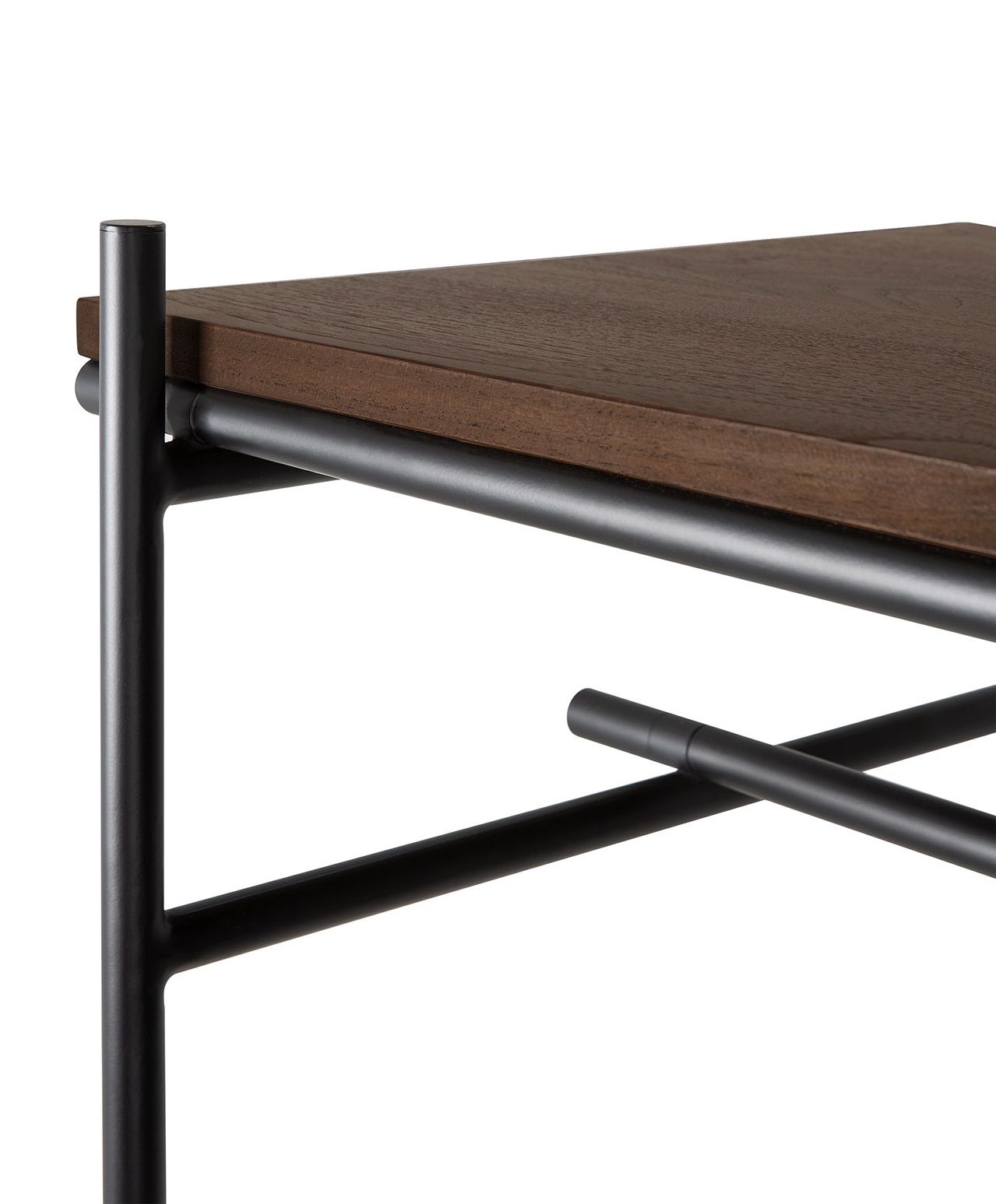 Detailaufnahme: Ethnicraft Oscar Hängeregal mit Kleiderstange, Holzablage und schwarzem Metallgestell.