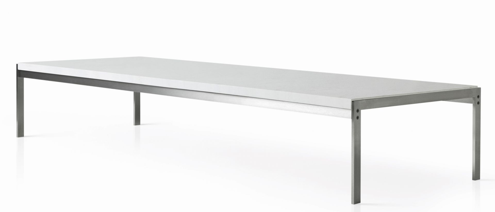 PK63 Esstisch von Fritz Hansen, 180 cm breit, mit weißer Tischplatte und Stahlgestell.