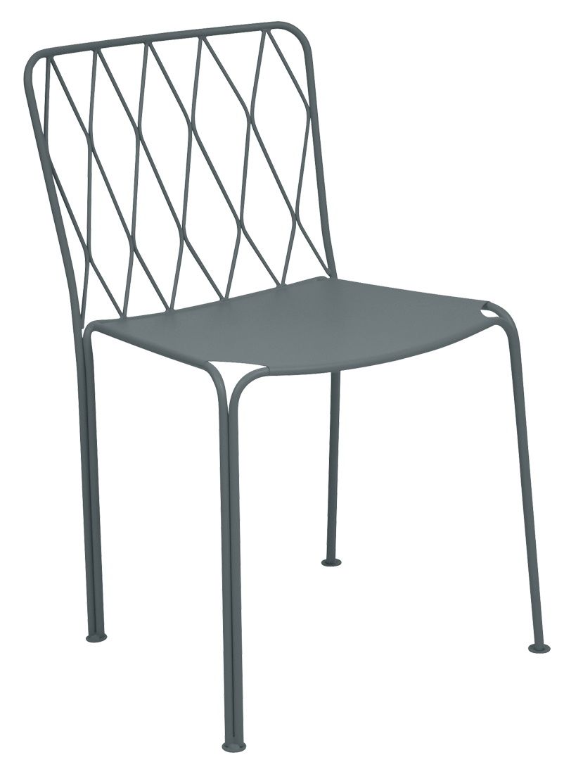 Grauer Kintbury Stuhl von Fermob für den Außenbereich mit filigranem, geometrischem Rückendesign. Gartenstuhl aus Metall.