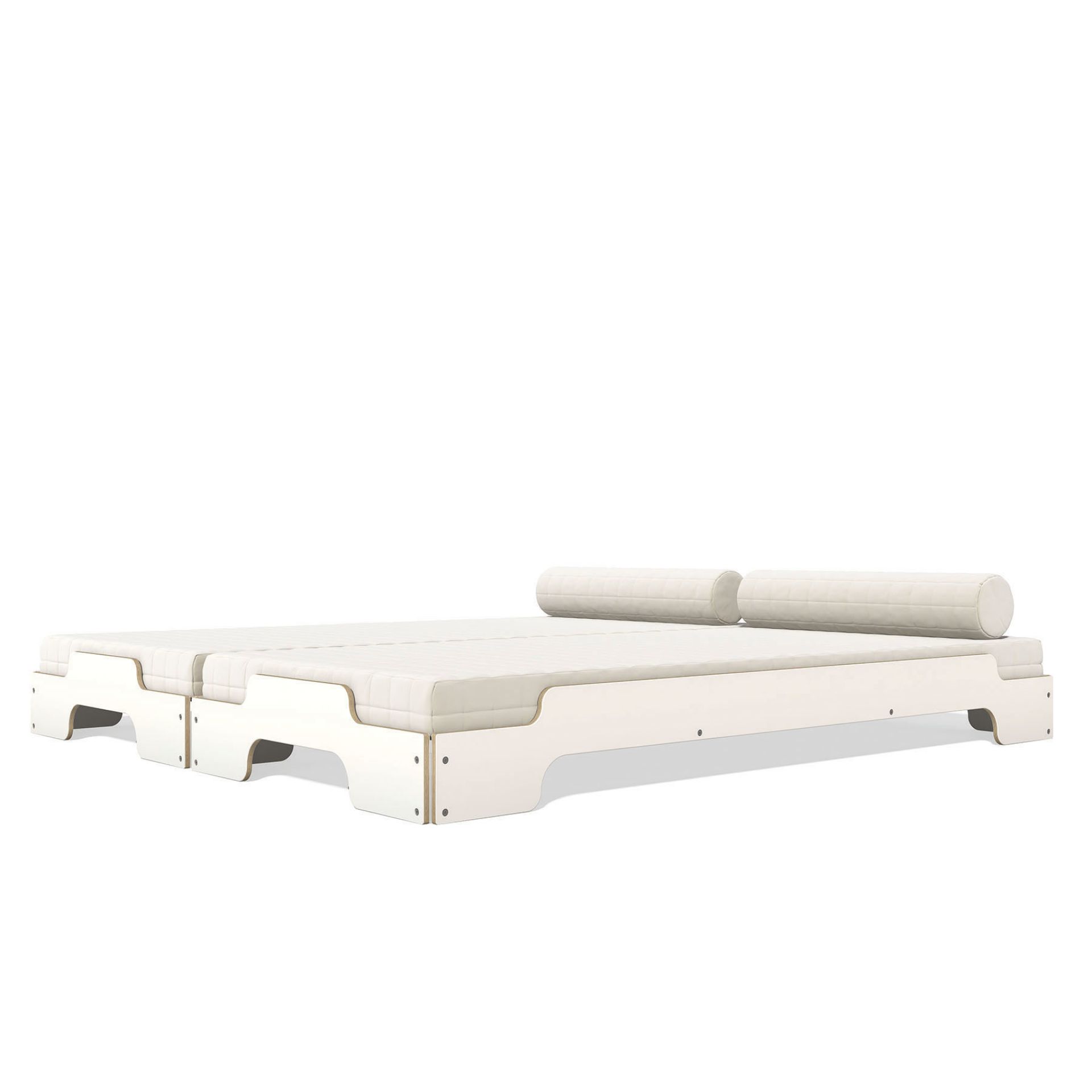 Weiße Stapelliege von Müller Möbelwerkstätten, klassisches Design mit Matratze und Kissen. Modernes Bett für Kinderzimmer.