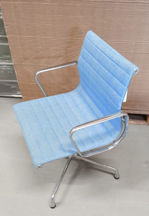 Aluminium Chair EA 103 / EA103 Stuhl BLAU/ELFENBEIN Vitra AUSSTELLUNGSSTÜCK / GEBRAUCHTMÖBEL