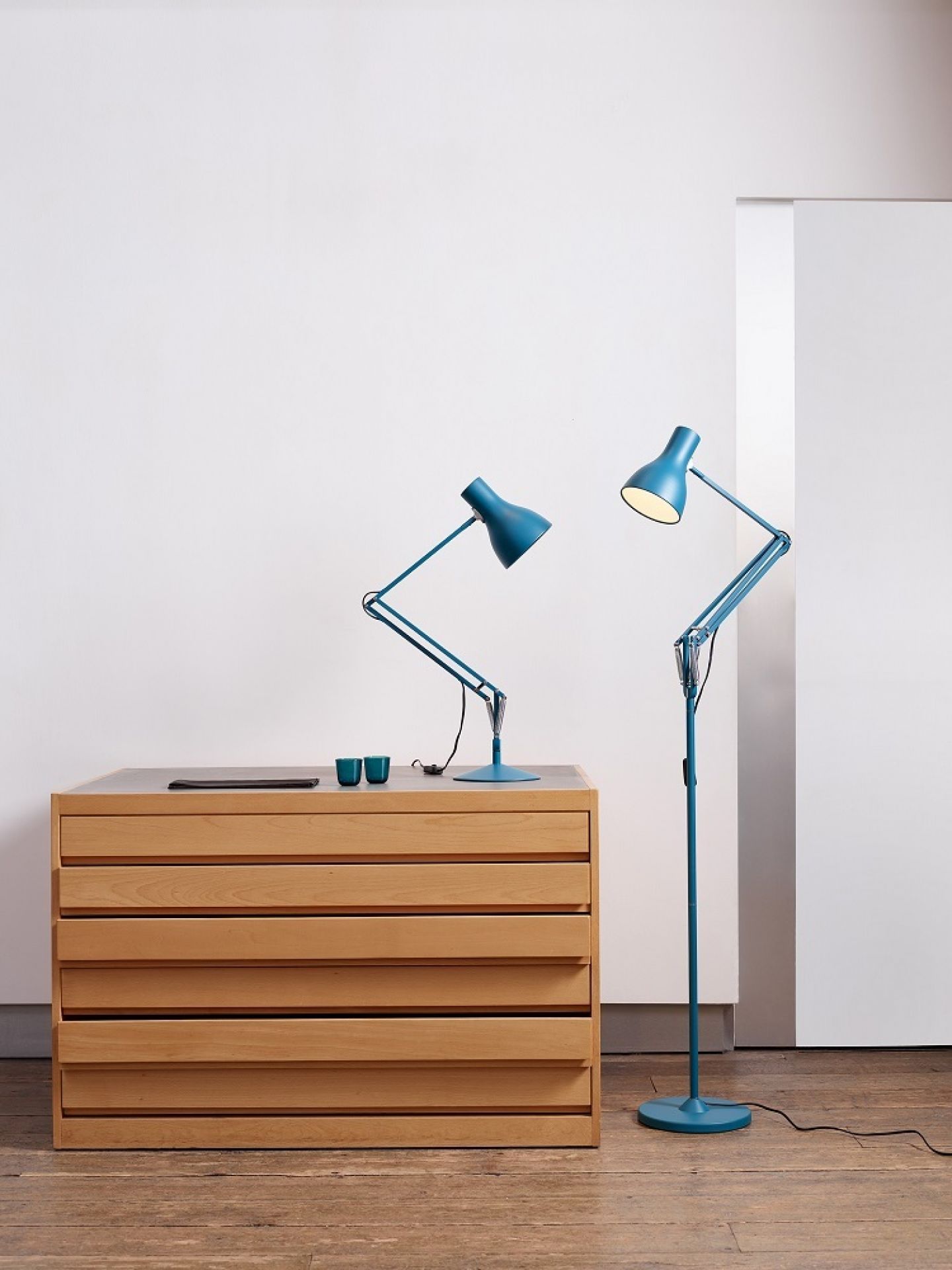 Anglepoise Type 75 Tischleuchte Margaret Howell Edition in Sienna Blau auf Holzkommode und als Stehleuchte.