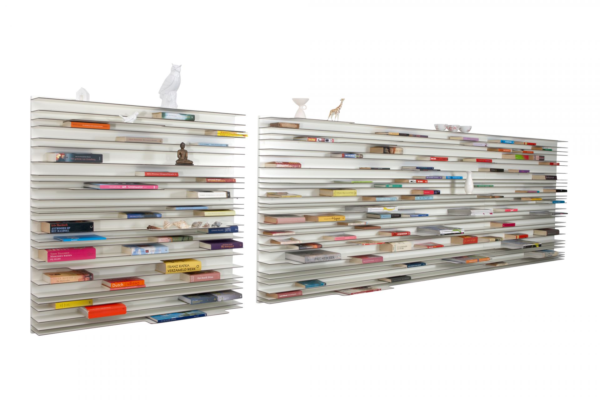 Weißes Bücherregal "Spectrum" mit vielen Büchern und Deko-Objekten. Modernes Wandregal für Wohnzimmer und Büro.