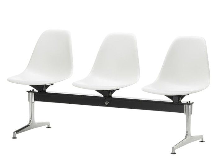 Eames Side Chair RE auf Traverse von Vitra, weiße Kunststoffschalen, Wartebereich Bestuhlung.