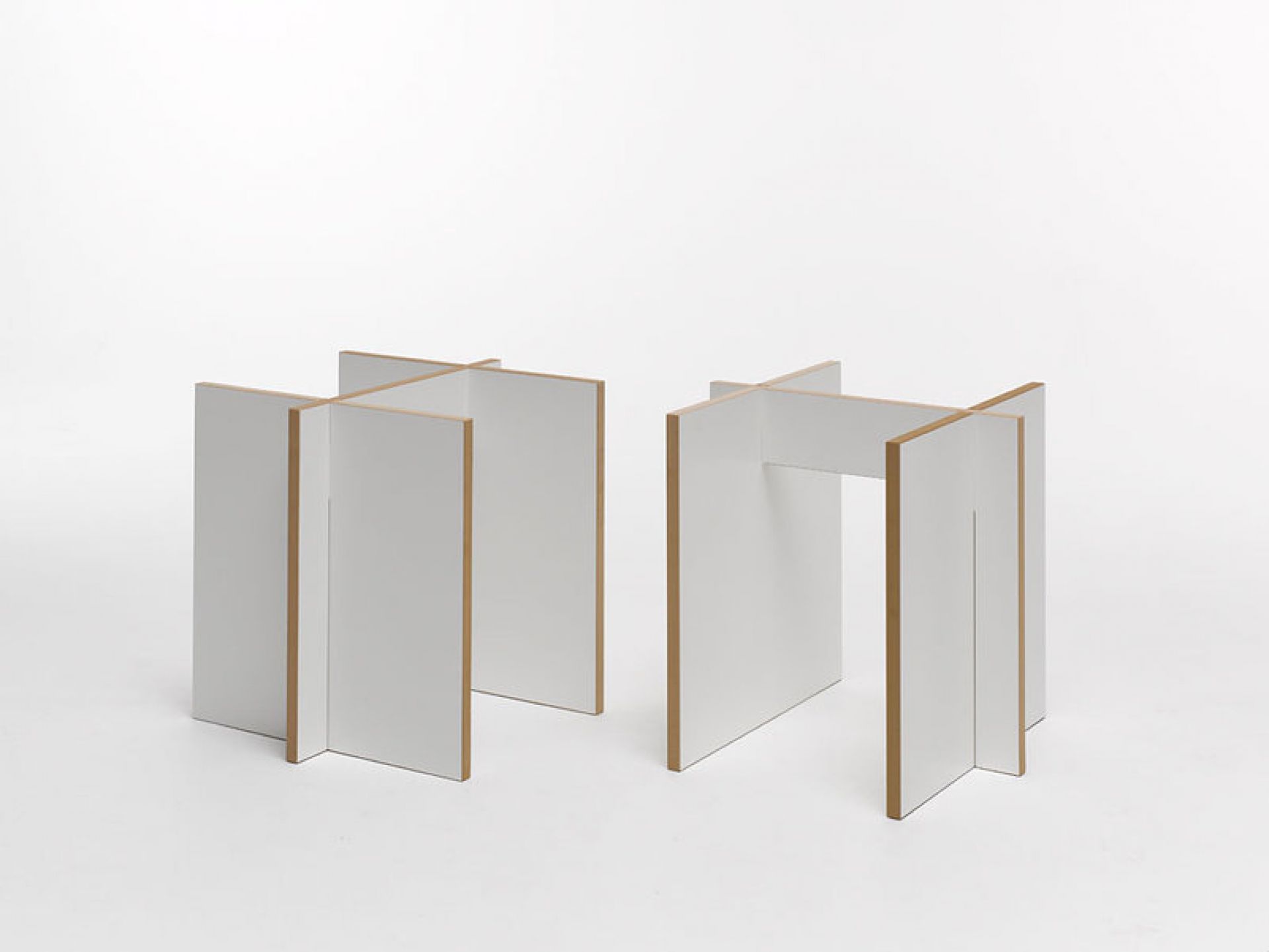 Zwei weiße Tojo Hocker aus Holz, moderne Sitzmöbel für die Tischgruppe, minimalistisches Design.