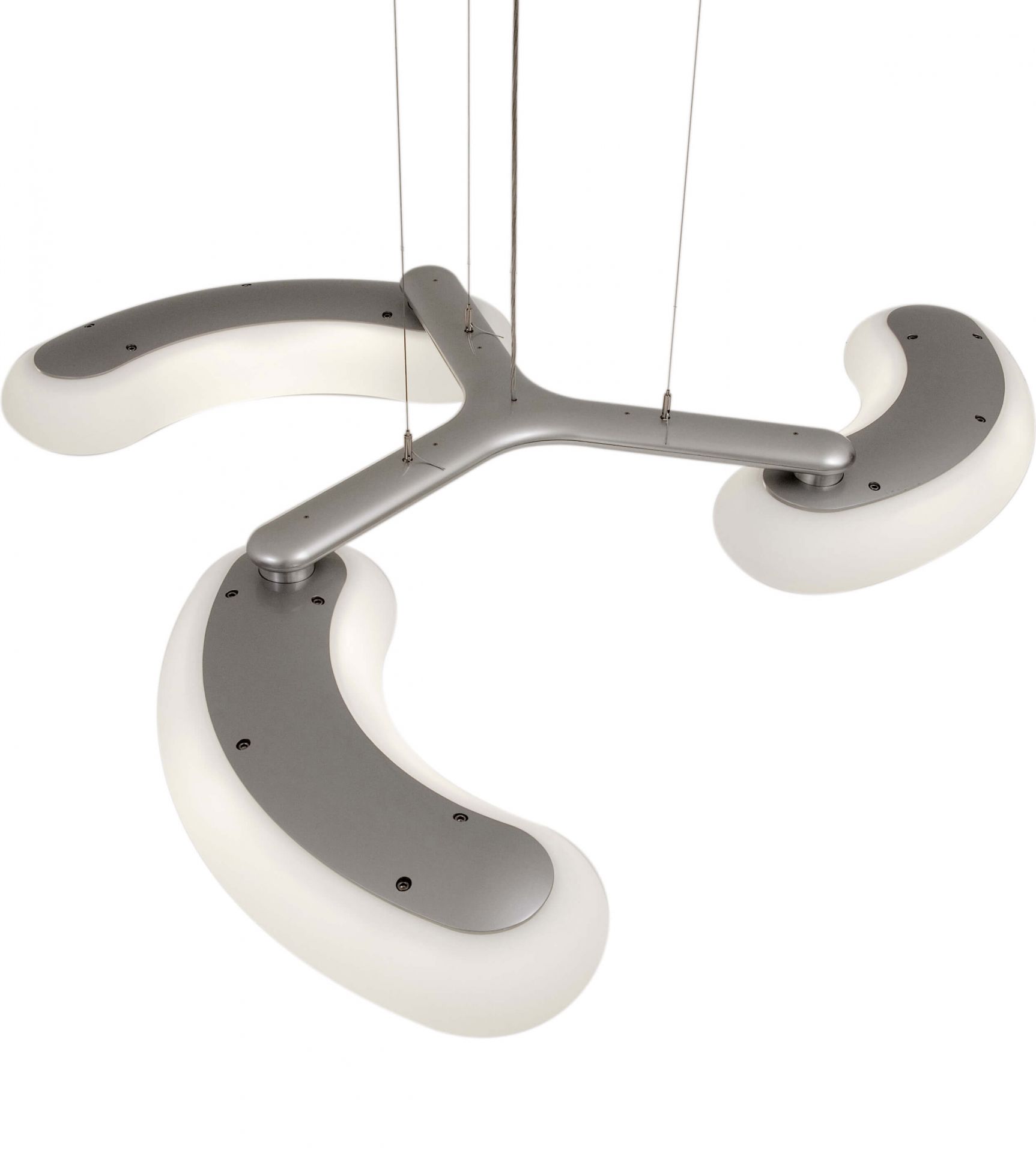 Silberne Blade Pendelleuchte mit drei geschwungenen Leuchtelementen und filigranen Aufhängungsseilen. Moderne Deckenleuchte für Wohnräume.