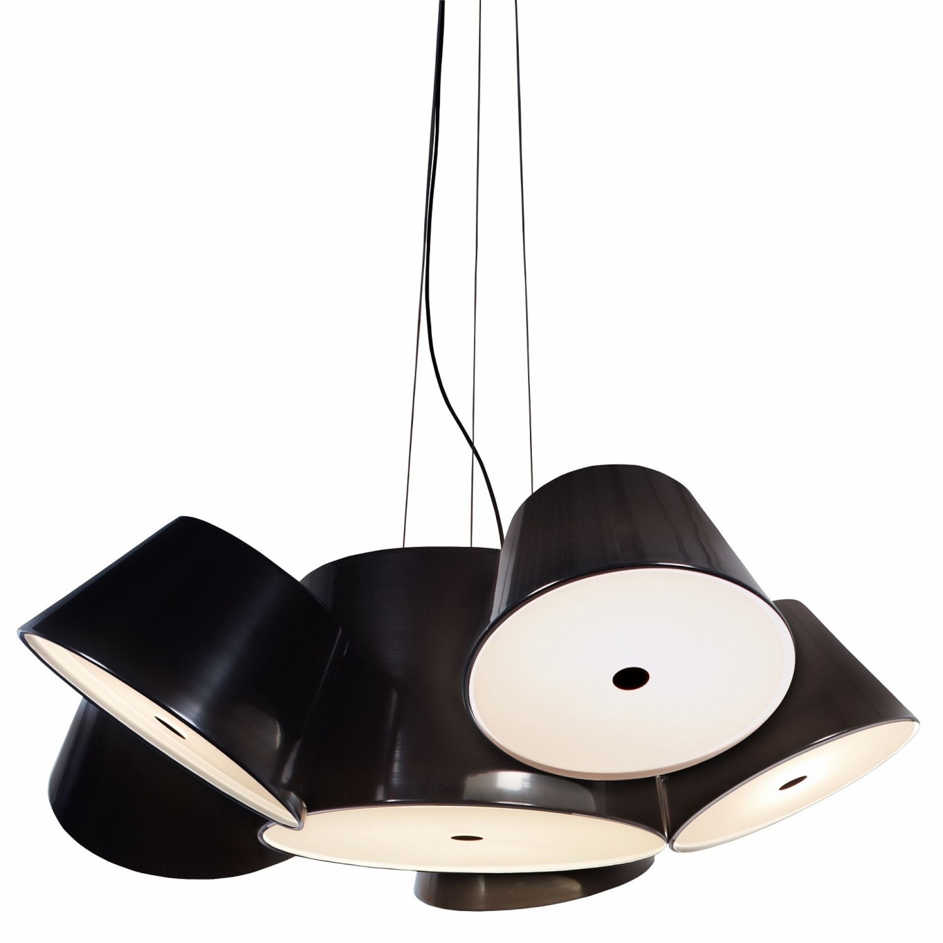 Schwarze Tam Tam LED Pendelleuchte von Marset mit fünf verstellbaren Lampenschirmen für Wohnzimmer und Esszimmer.