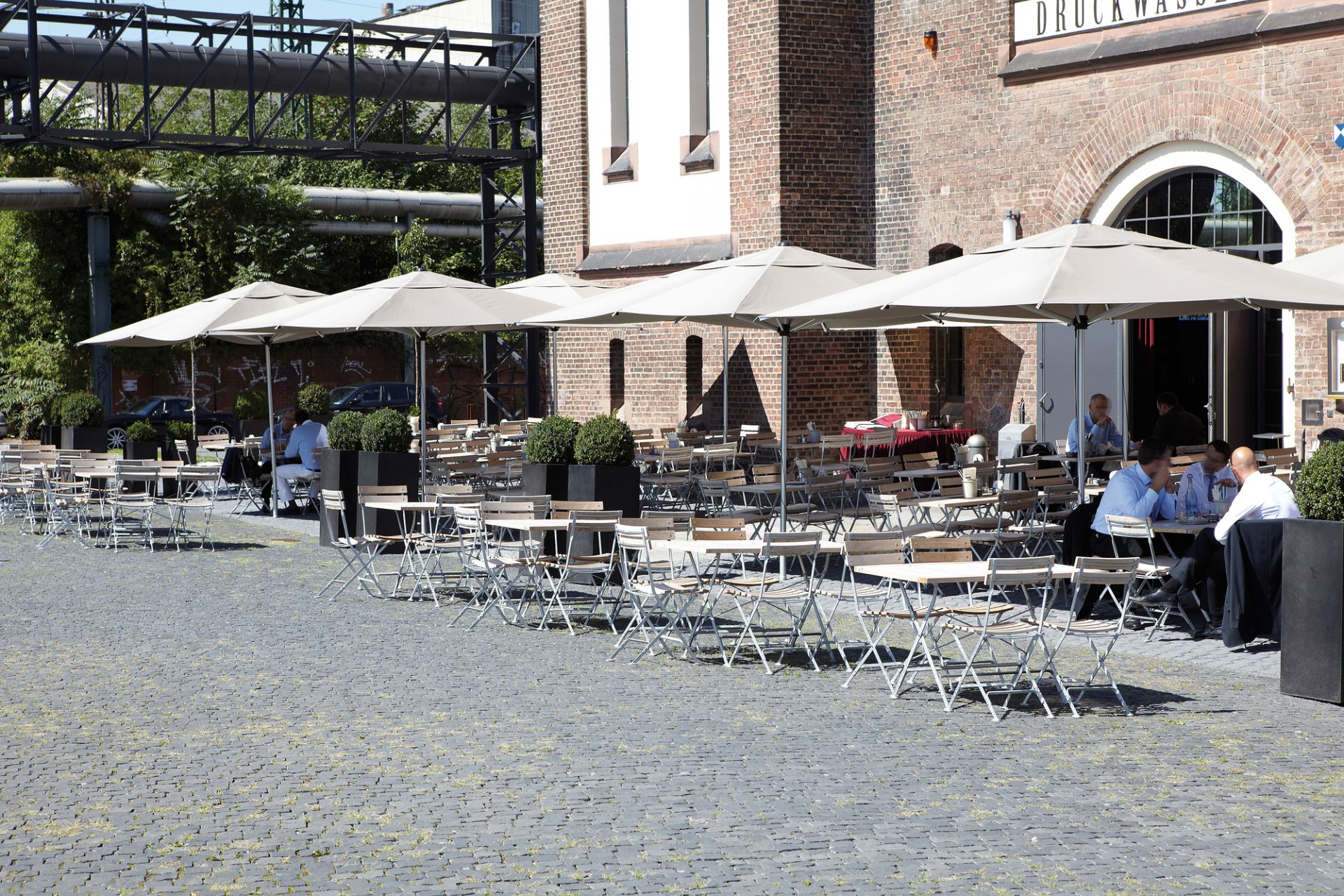 Außenaufnahme: Jan Kurtz Lucca Klapptisch Natur, 120 cm breit, im Café.