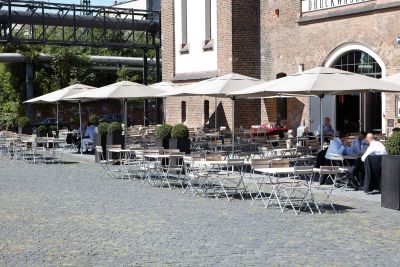 Außenaufnahme: Jan Kurtz Lucca Klapptisch Natur, 120 cm breit, im Café.