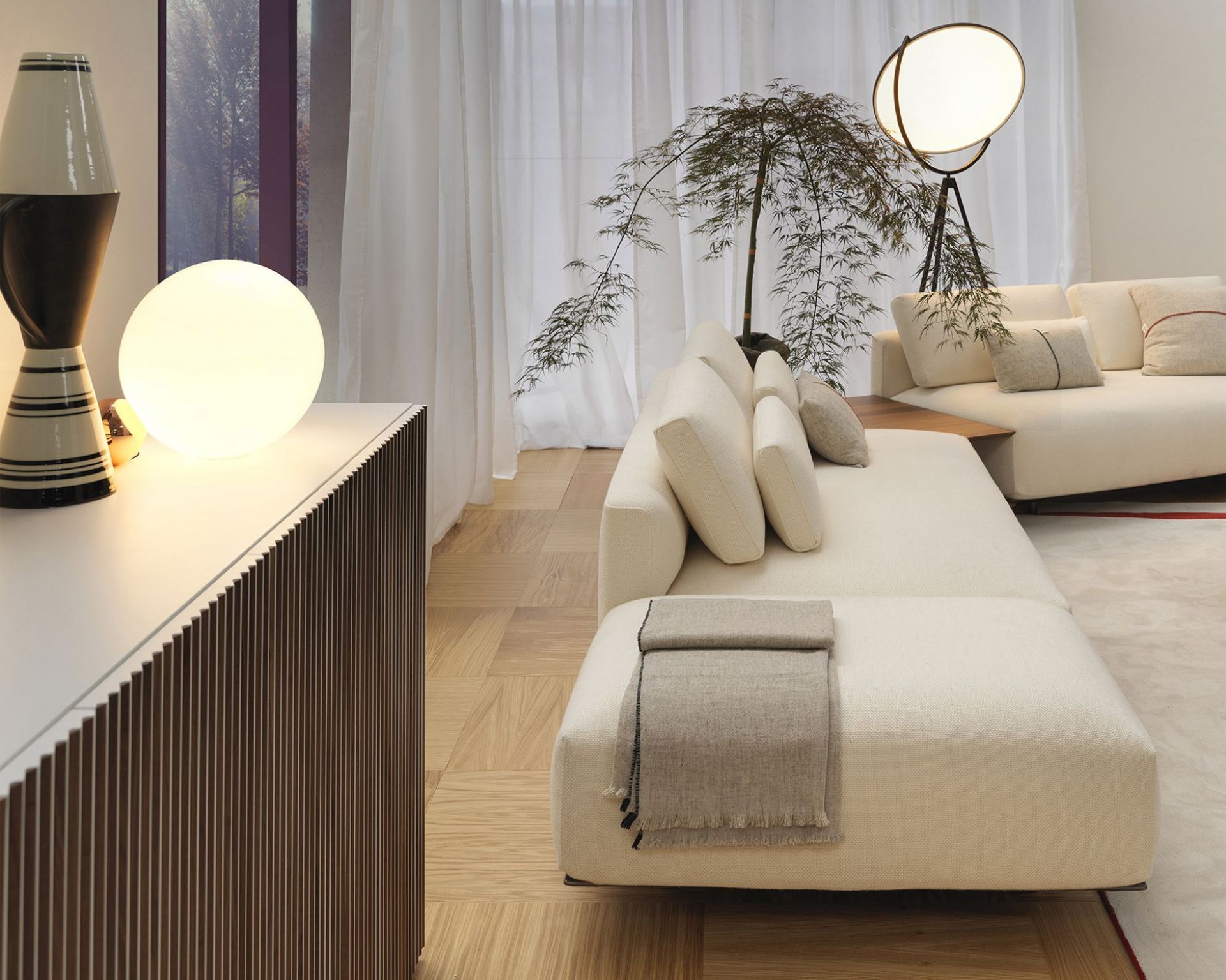 Leon Decor Anrichte von Casamania Horm in modernem Wohnzimmer mit Sofa und Beleuchtung.