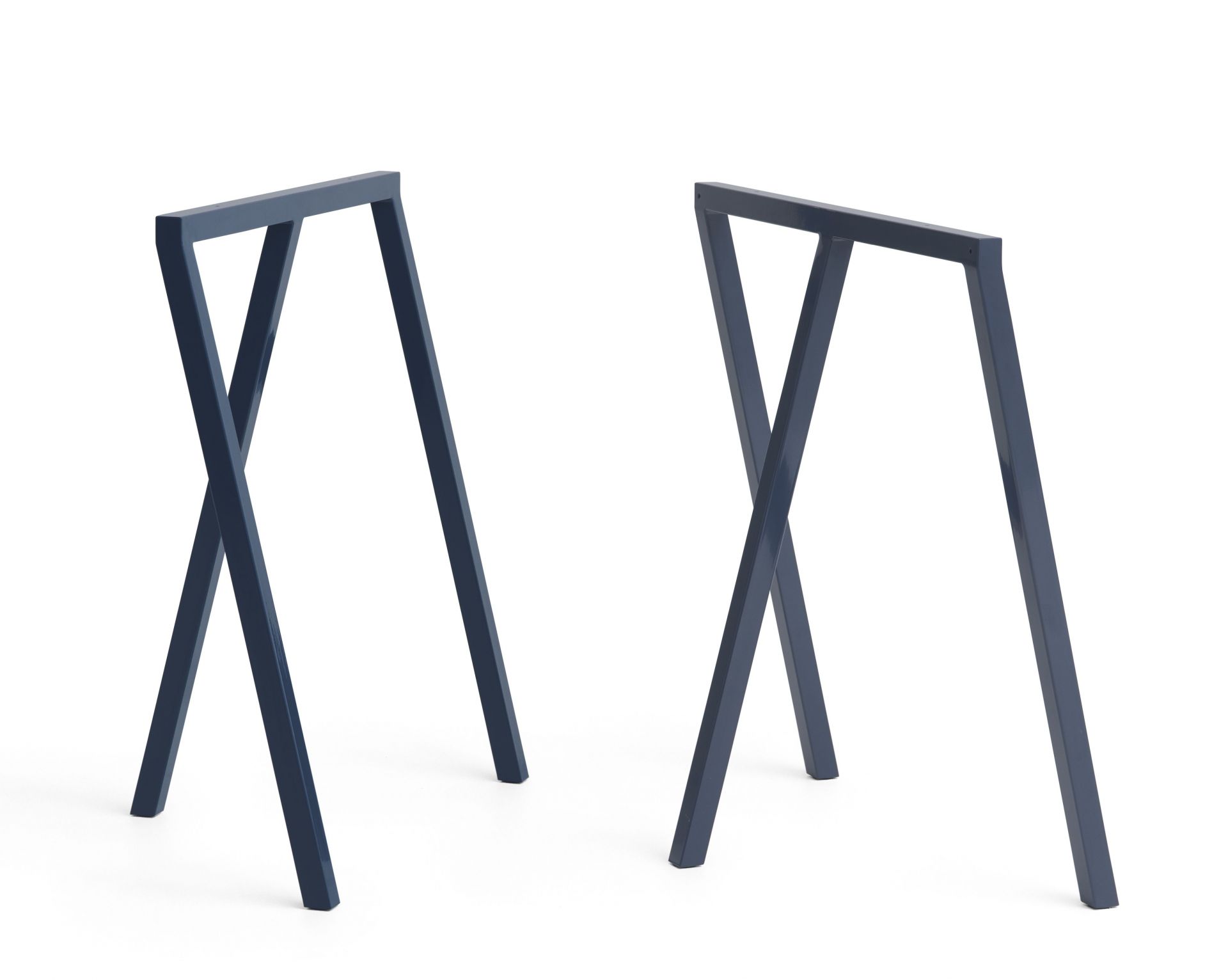 Zwei blaue Loop Stand Frame Tischböcke von Hay auf weißem Hintergrund, für Schreibtisch oder Esstisch.