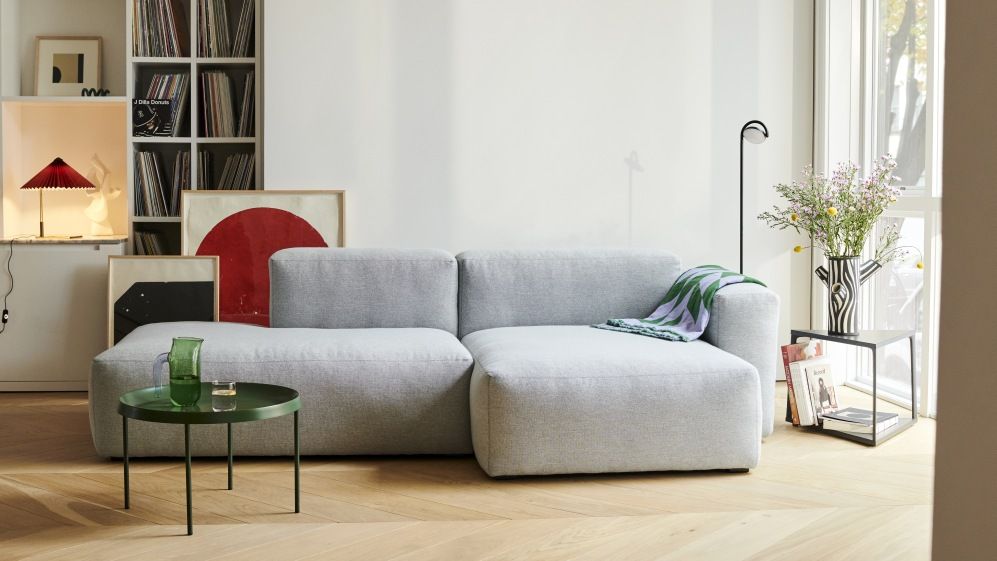 Helles Wohnzimmer mit Mags Soft Sofa von Hay, 2,5-Sitzer in Yuma 833 Stoff.