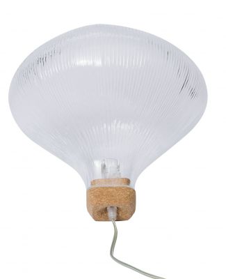 Tidelight Tischleuchte von Petite Friture: Moderne Lampe mit geripptem Glasschirm und Korkfuß für stimmungsvolle Beleuchtung.