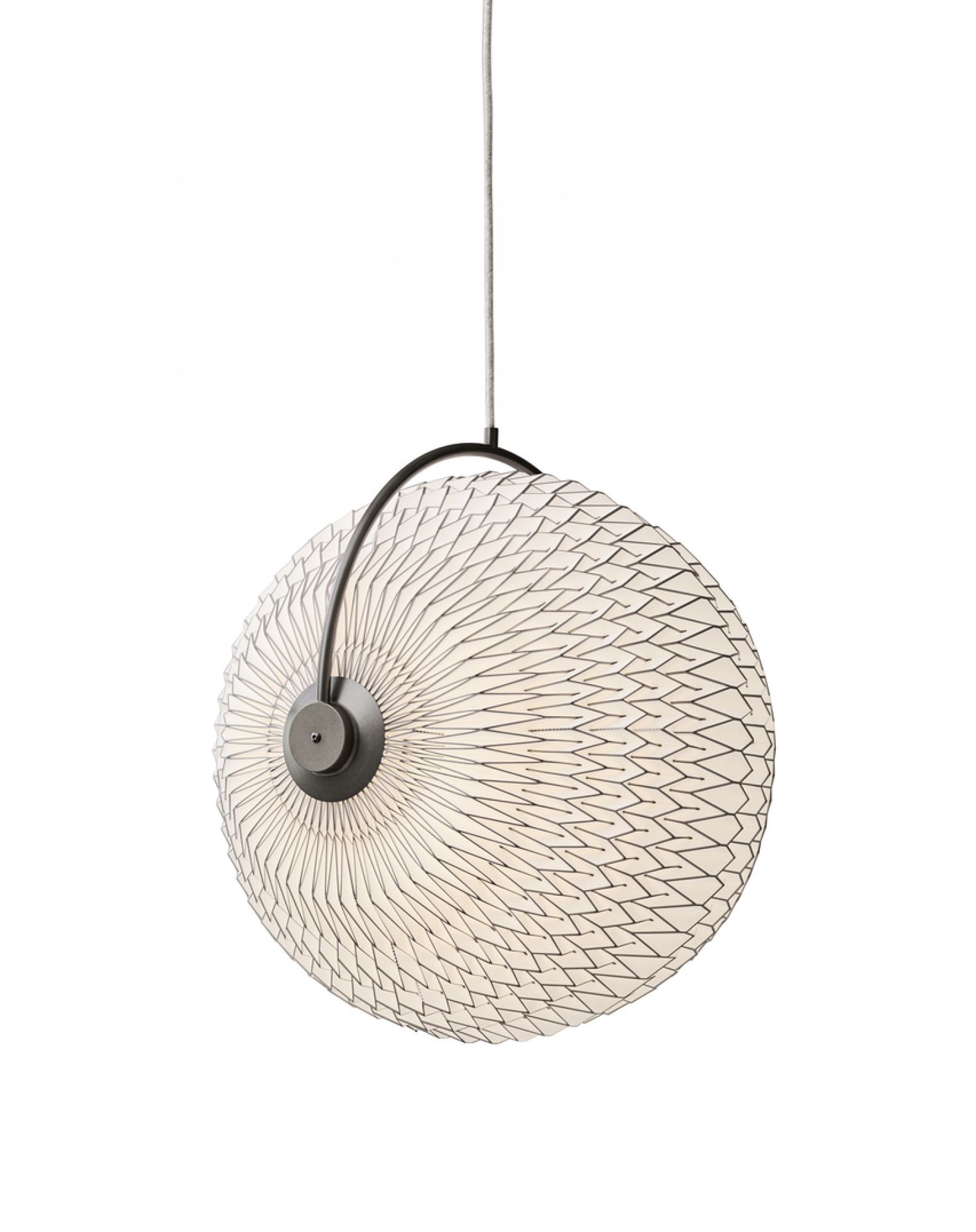 CALEO Pendelleuchte von Le Klint: Runde, weiße Designerlampe mit filigranem, plissiertem Lampenschirm für stilvolle Beleuchtung.