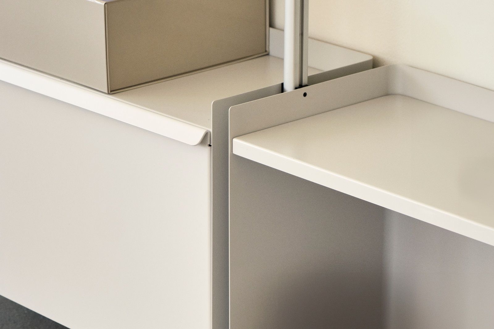 Detailaufnahme des weißen Hay Pier System Regals mit drei Säulen und Aluminiumstruktur.