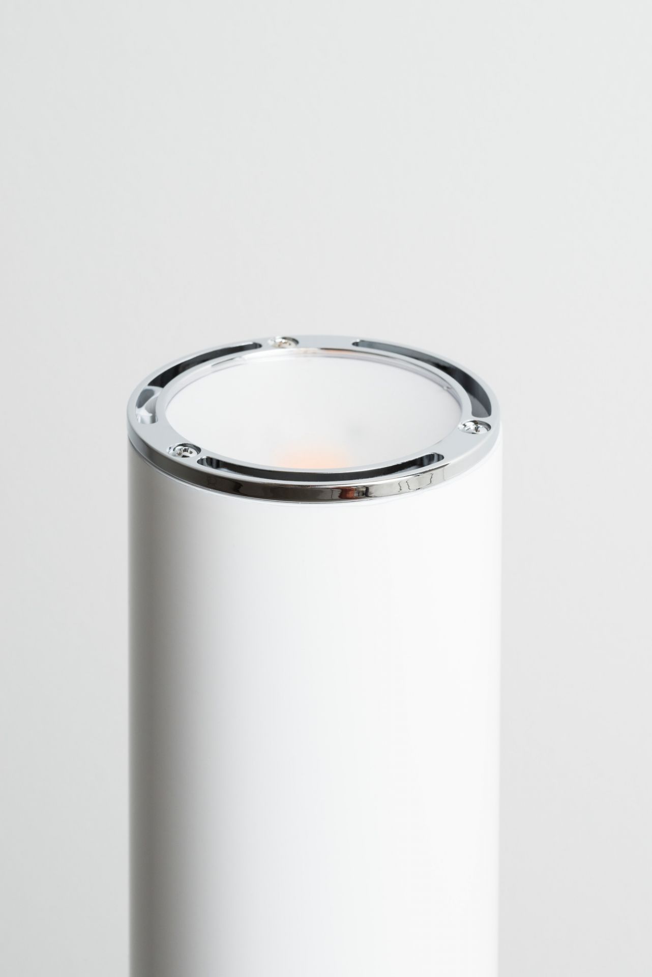 Detailaufnahme der weißen Ilio LED Stehleuchte von Artemide mit Chromrand.
