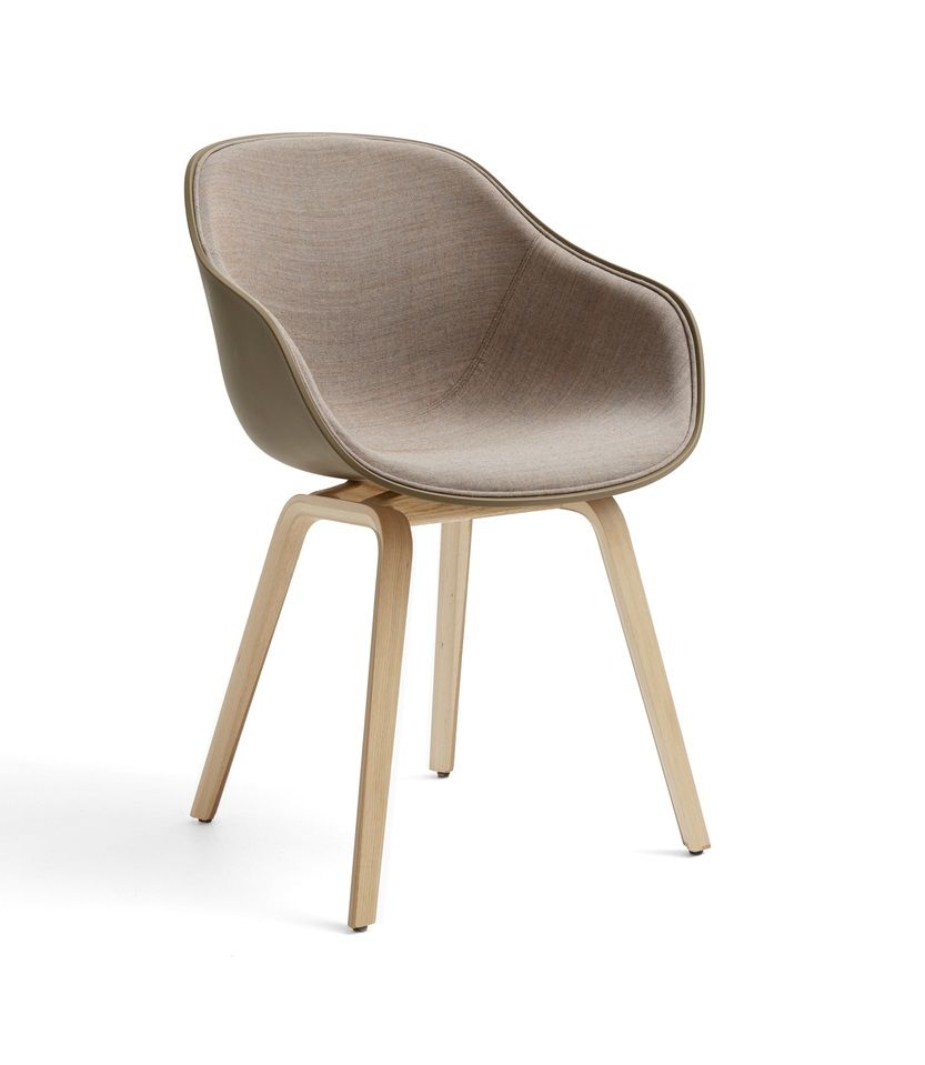 About A Chair AAC222 Stuhl mit Eichengestell und beigem Stoffbezug, moderner Designstuhl.